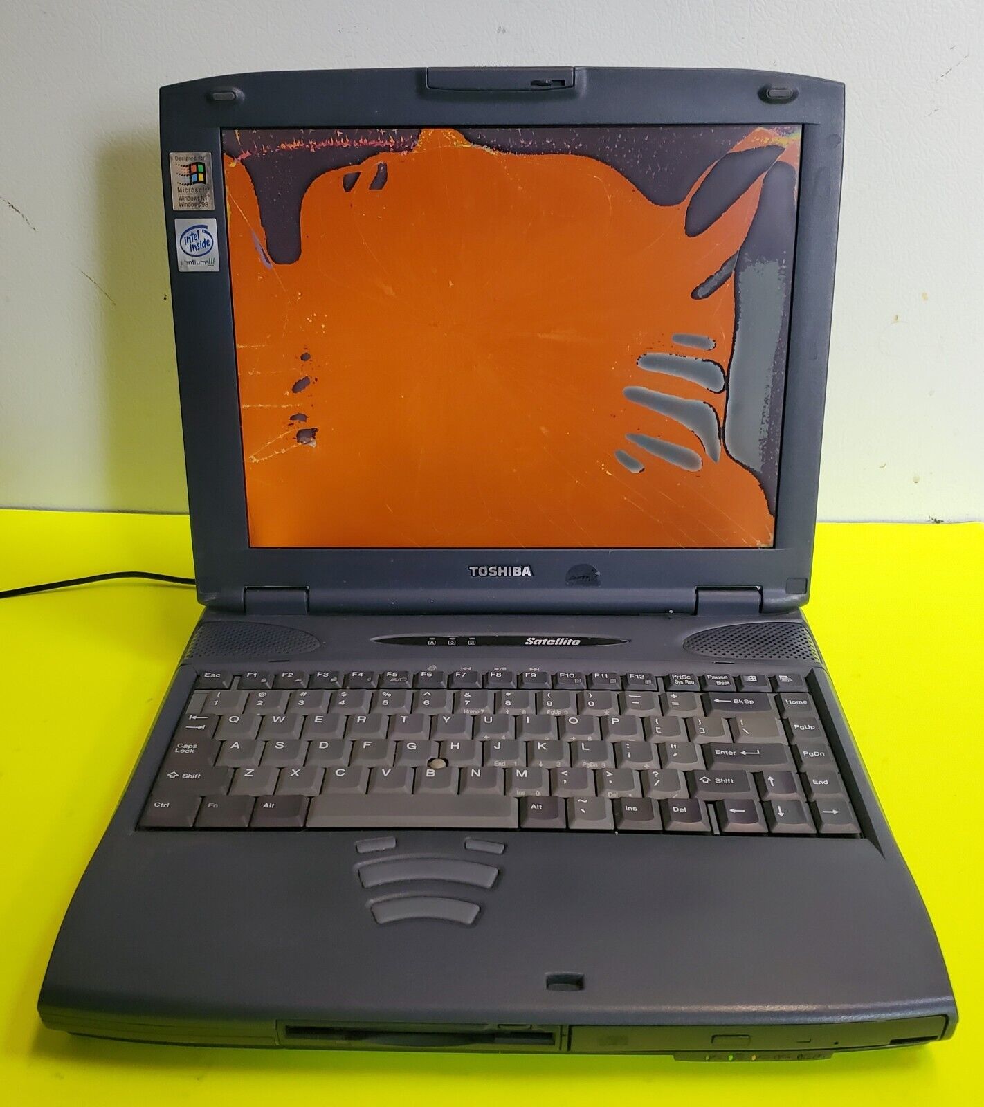 Vintage Toshiba Satellite 2210XCDS Pentium III 500Mhz Laptop Computer - AS IS