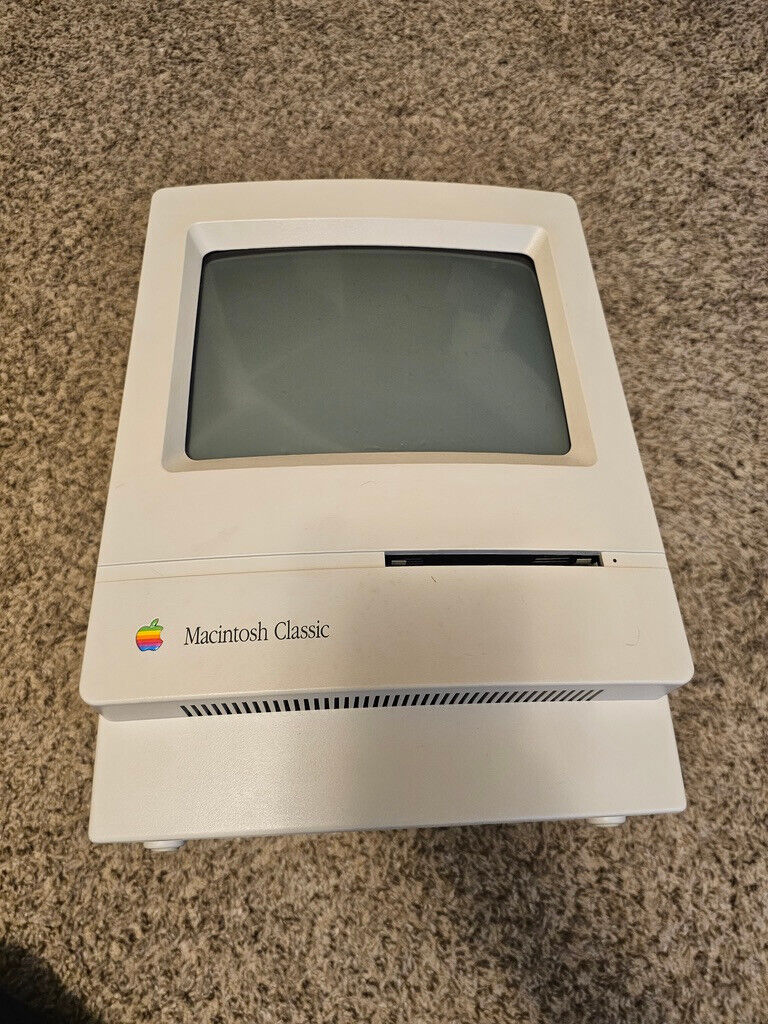 APPLE MACINTOSH CLASSIC  M1420 COMPUTER-FOR PARTS. HAS NO DISPLAY ISSUE. HAS OS
