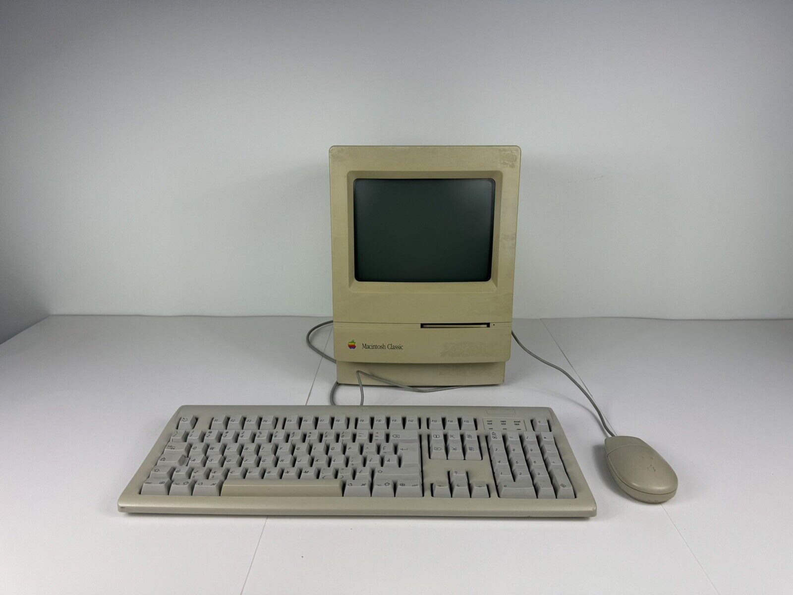 Apple Macintosh Classic (M1420) W/Keyboard & Mouse