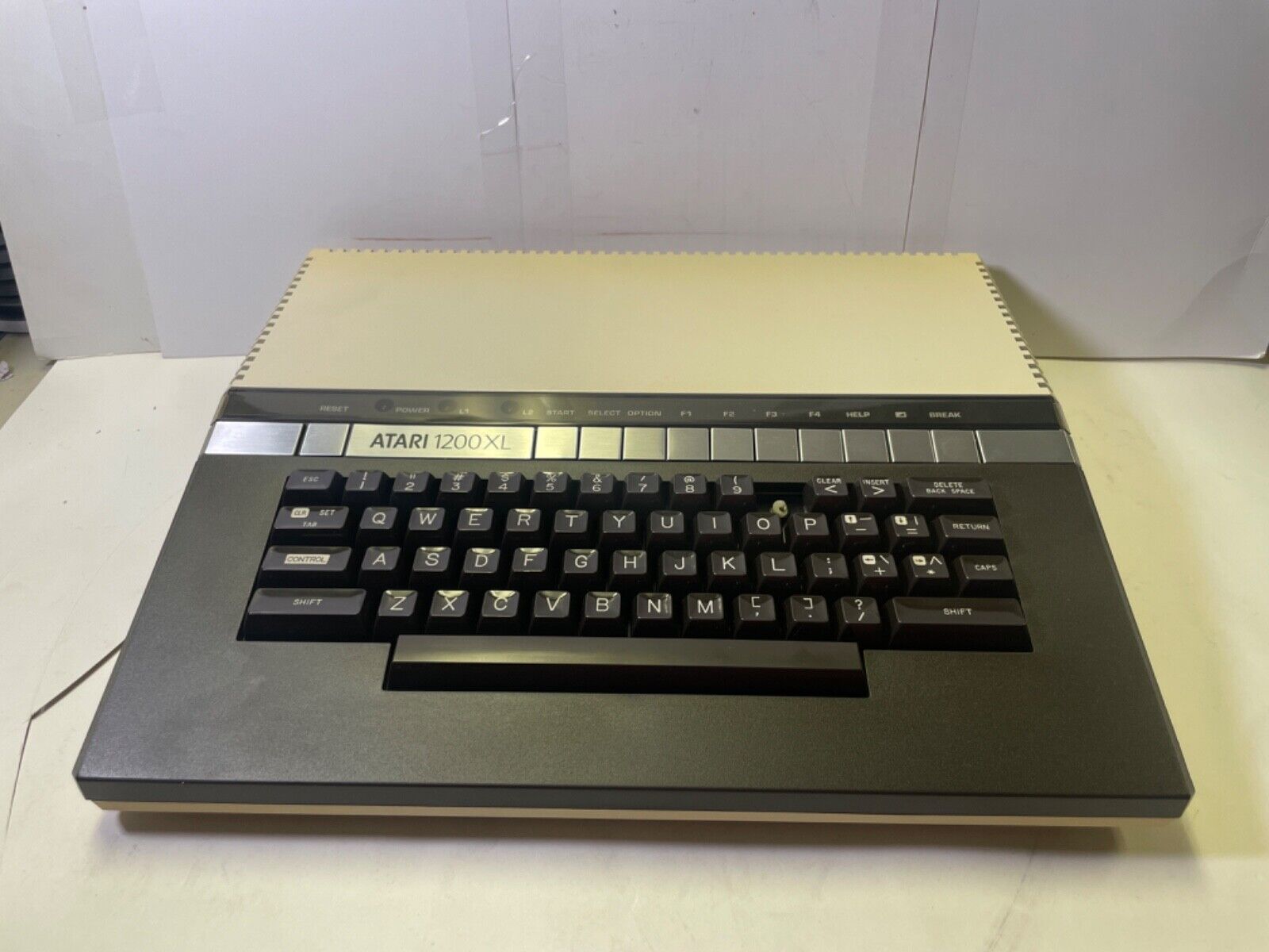 Vintage Atari 1200XL console - broken key “0”