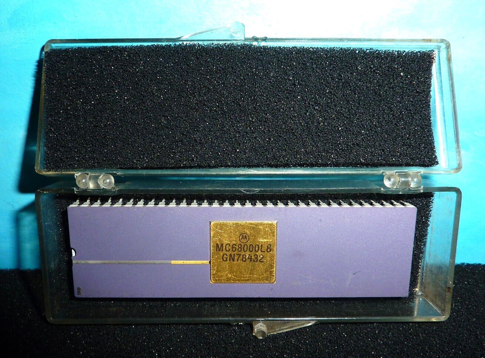 Motorola MC68000L8 Purple Ceramic/Gold DIP Collectible Microprocessor.