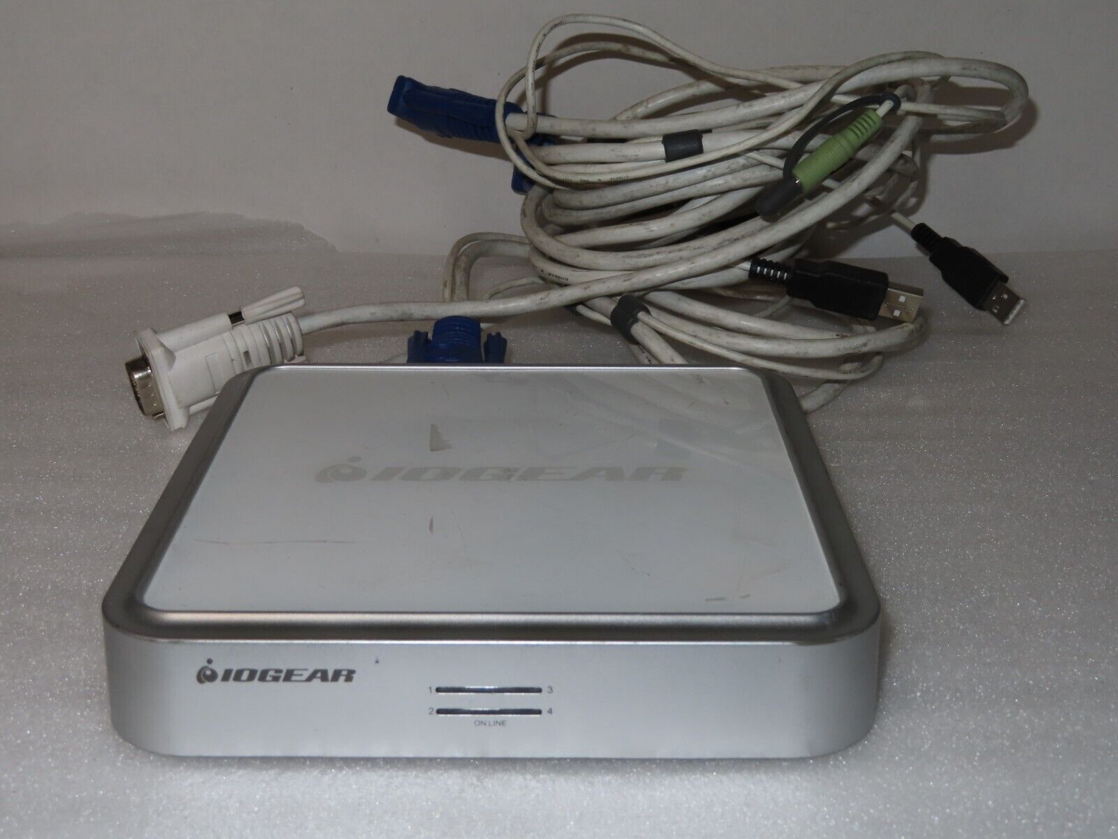 IOGEAR GCS634U 4-Port VGA USB KVM Switch w/Audio & Cables USB VGA