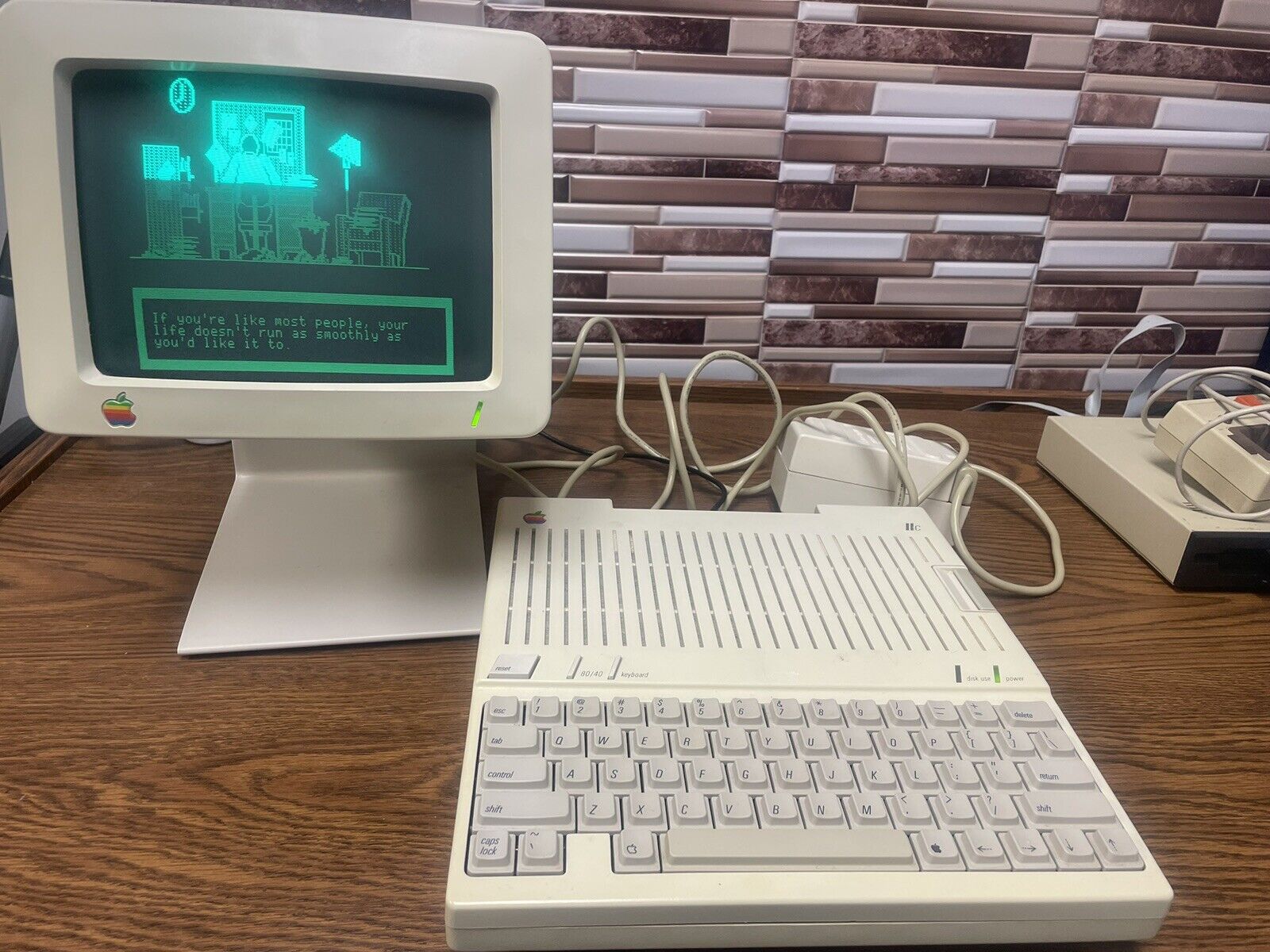 Apple llc A2S4000 Vintage Computer + Monitor Stand, Joystick & Accessories