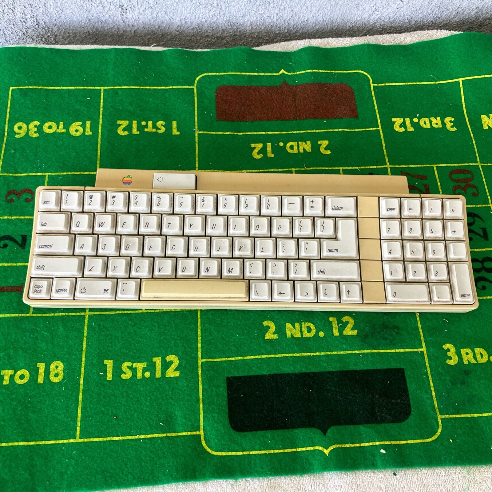 Vintage Apple Keyboard 658-4081 (Untested) Estate Find . Looks Good ?