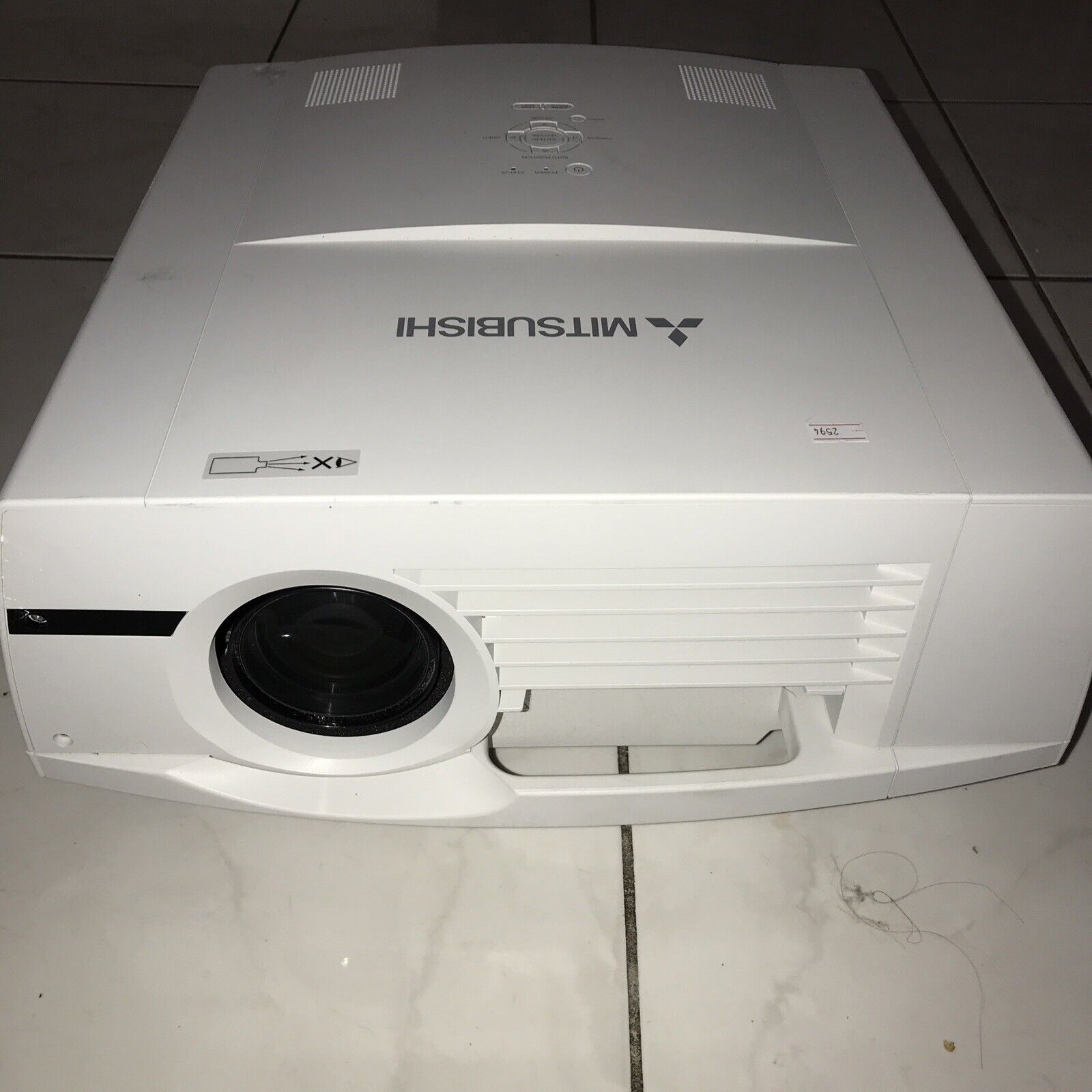 Mitsubishi FL7000U HD 1080P Home/office PROJECTOR,5K LUMENS,LOW HOUR Tested
