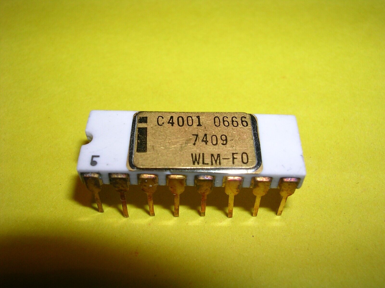 Intel C4001 (4001) ROM Chip in White Ceramic Package