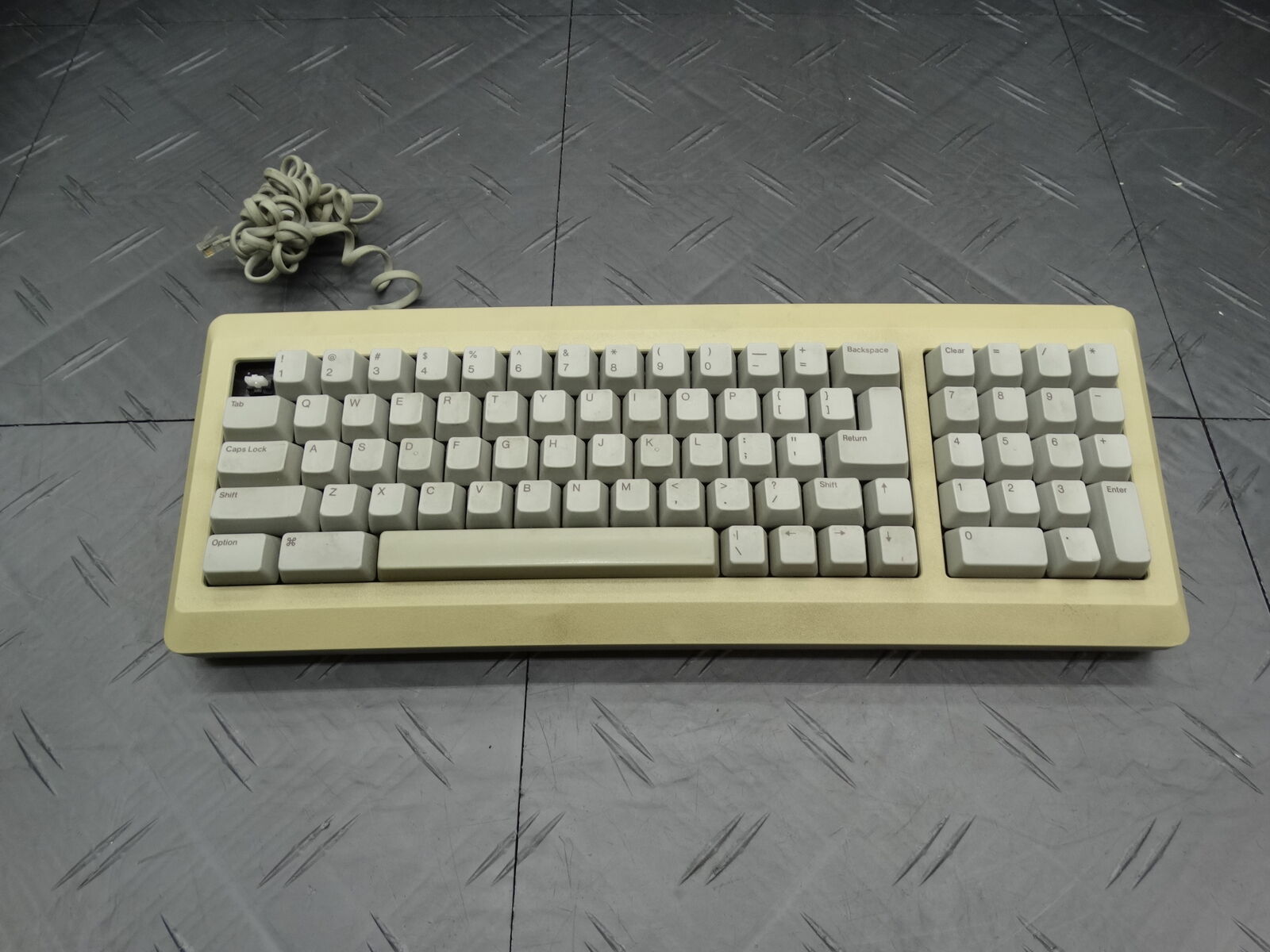 Apple Macintosh Vintage Keyboard Mainframe M0110A Wired (Missing Key)