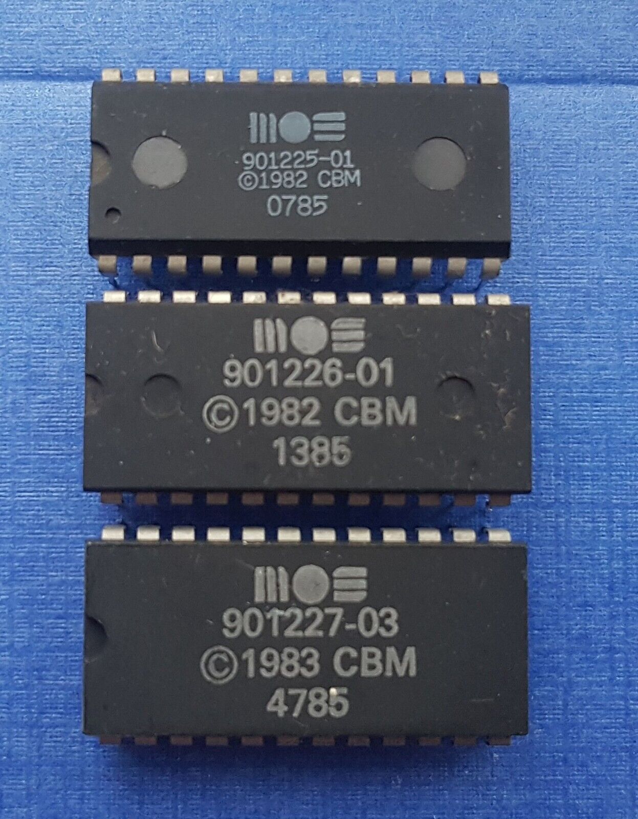 MOS 901225-01/901226-01/901227-03 ROM set Chips for COMMODORE 64 in ESD box.