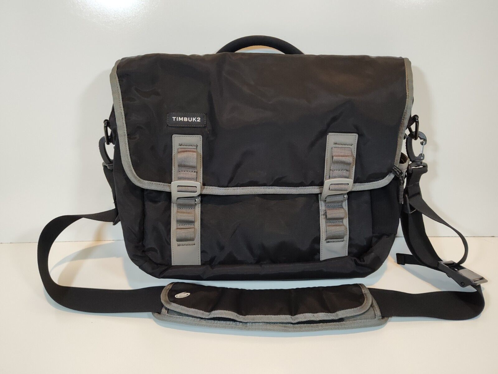 TIMBUK2 Command Messenger Black Gray Laptop Bag Crossbody Travel 16 x 12 x 5