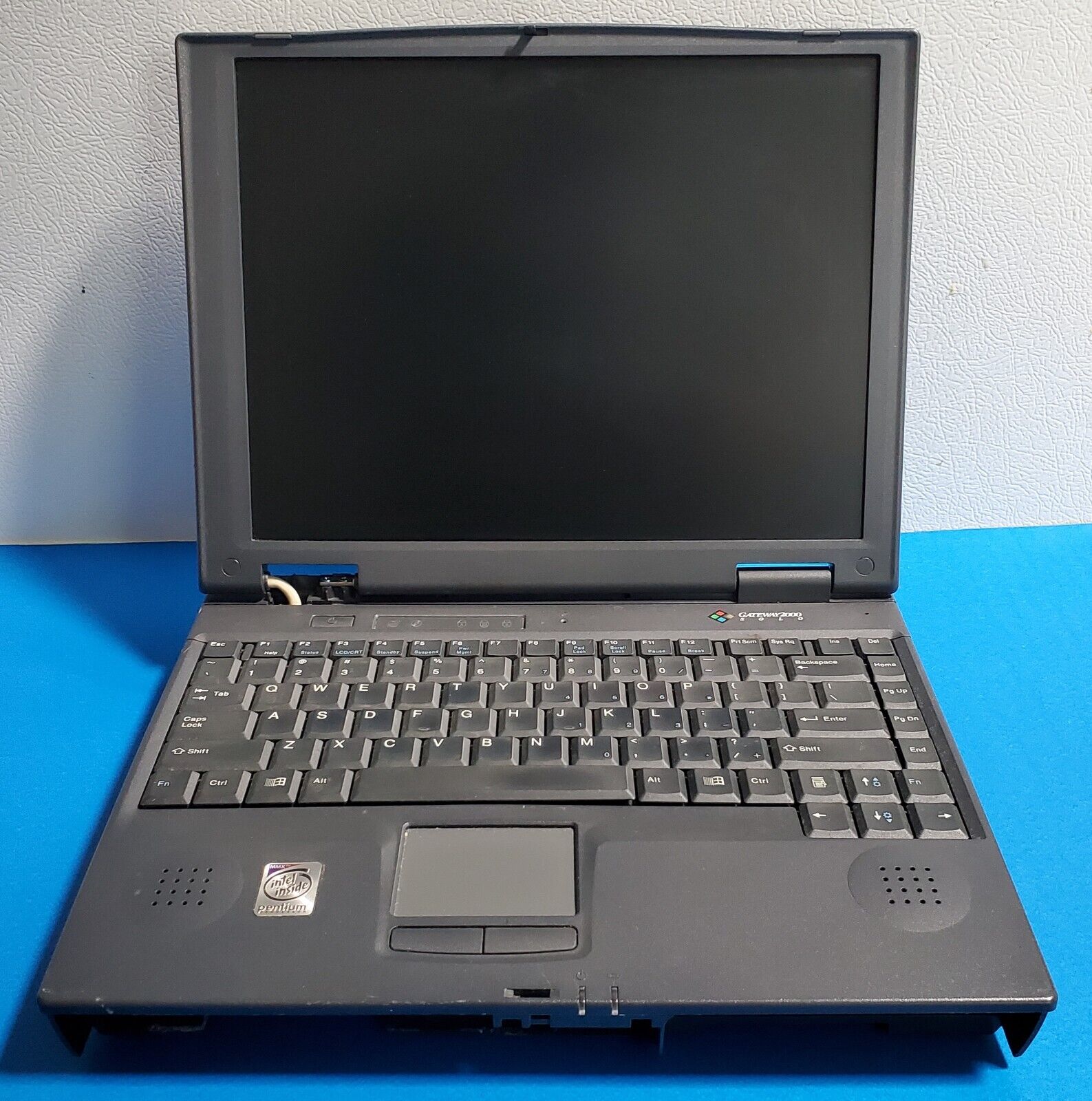 Vintage Gateway 2000 Model Solo 9100 Pentium 200MHZ Laptop Computer - as is