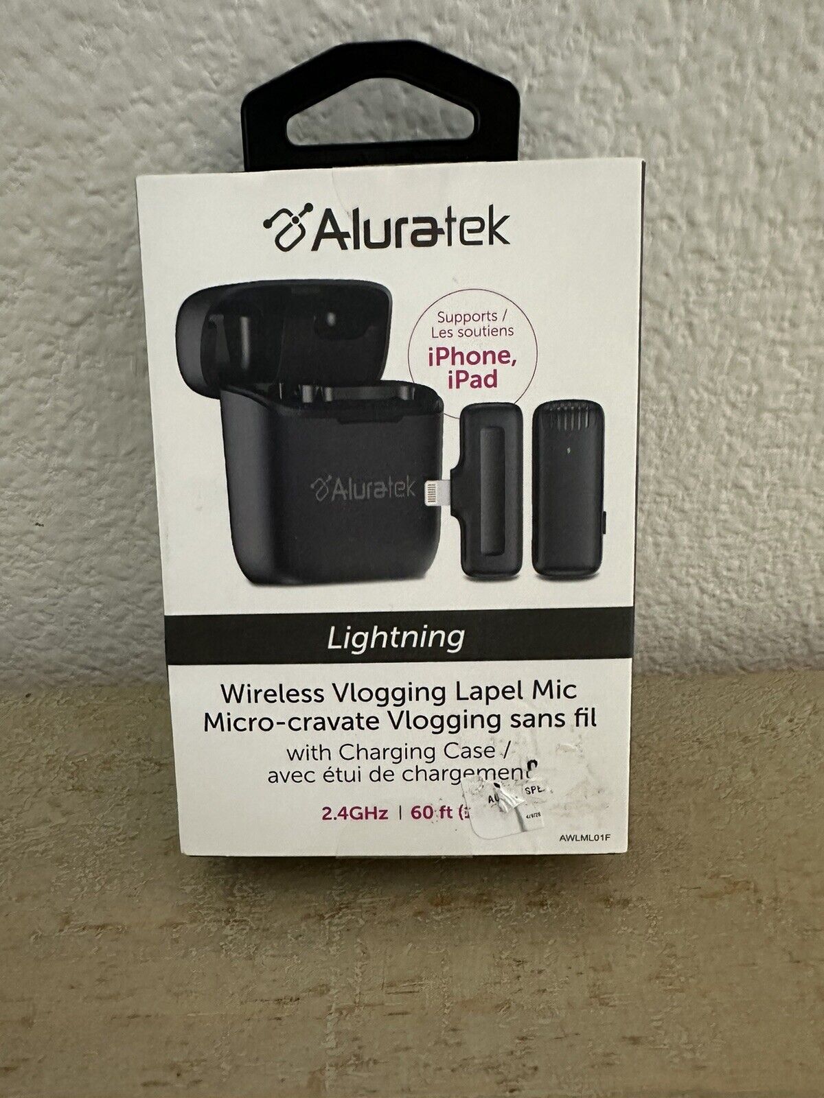 Aluratek - Wireless Vlogging Lapel Microphone with Charging Case for USB-C Co