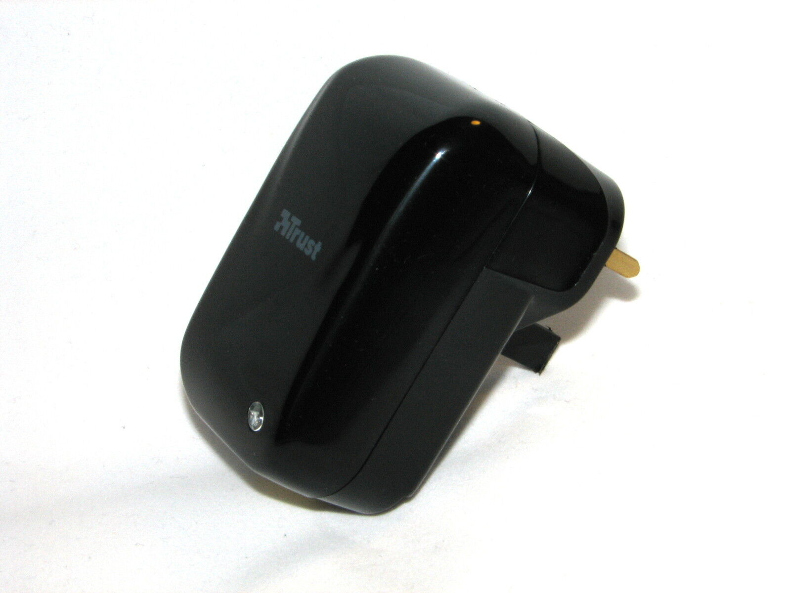TRUST UK PLUG MAINS TO USB CHARGER 100-240V, OUTPUT 5V AT 2.1 AMPS, 10.5 WATTS