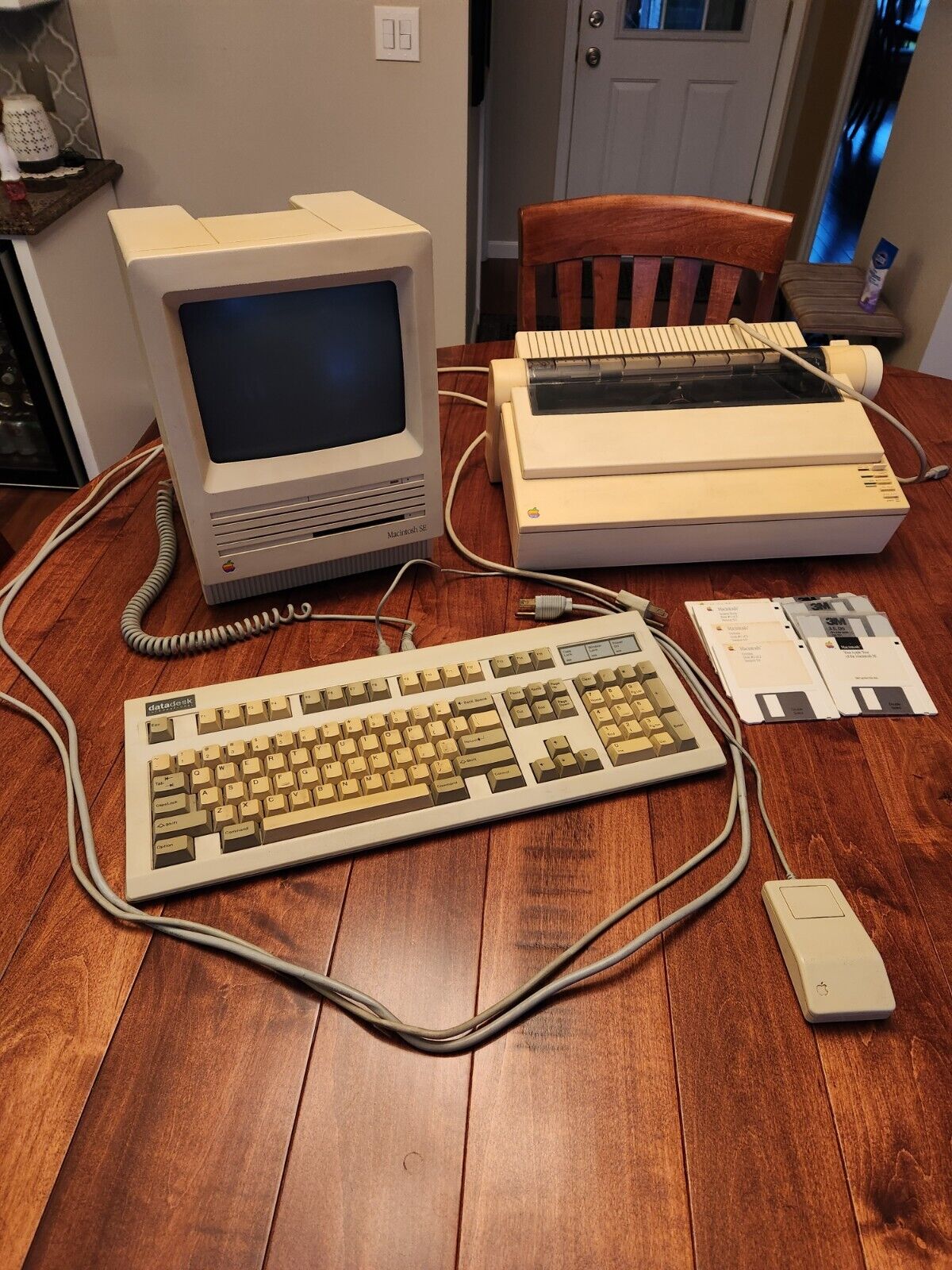 Apple Mac SE retro computer and accessories.  Works perfectly.