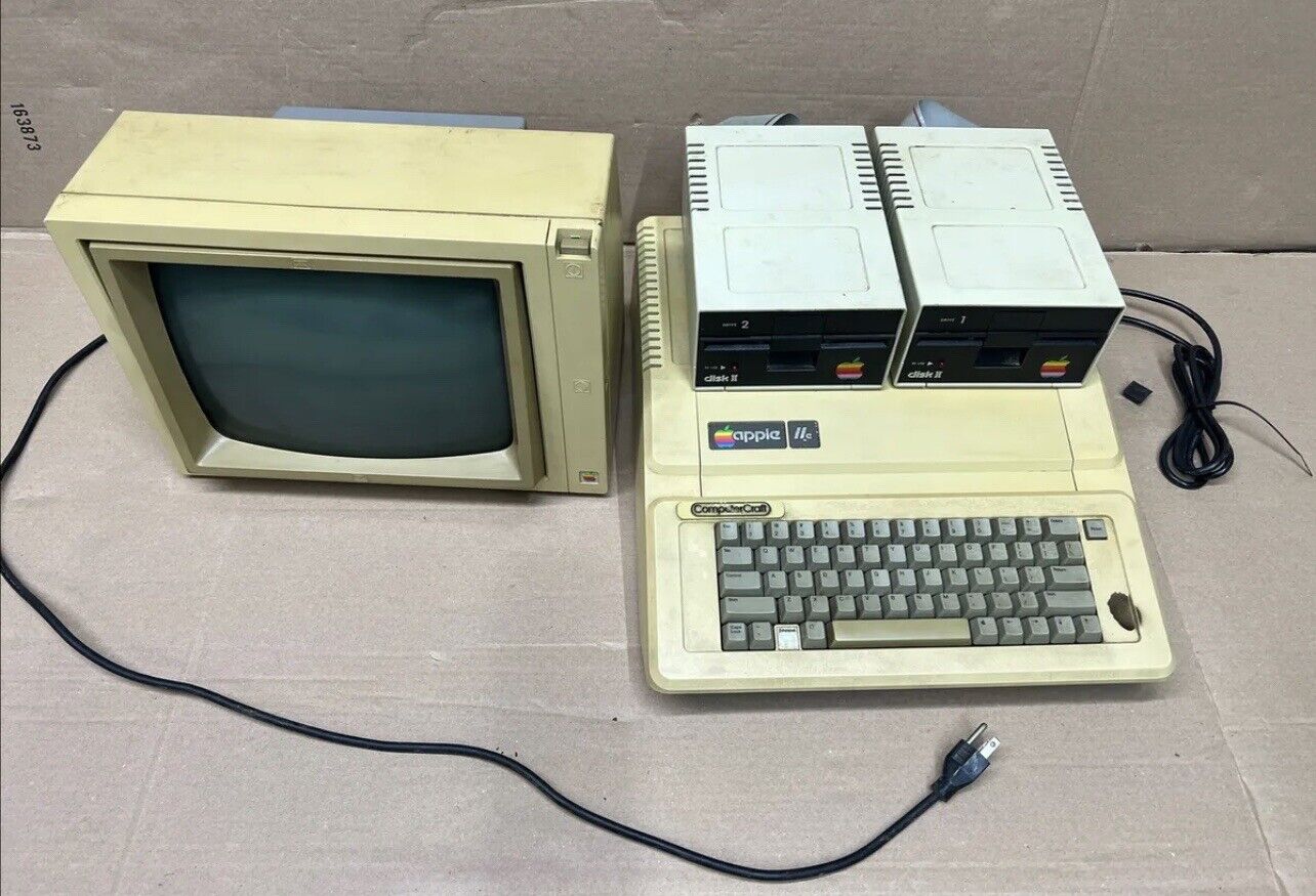 Vintage Apple lle Computer Model A2S2064 2-Disks /Monitor Model A2M2010