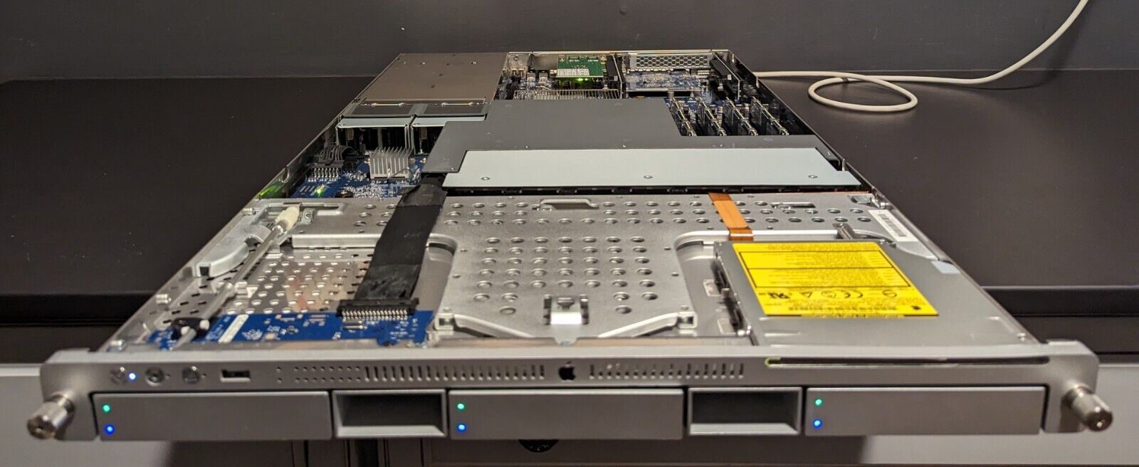 Apple Xserve XEON A1246 2.8 Dual Quad Core Rack Mountable Server - 3 Hard Drives