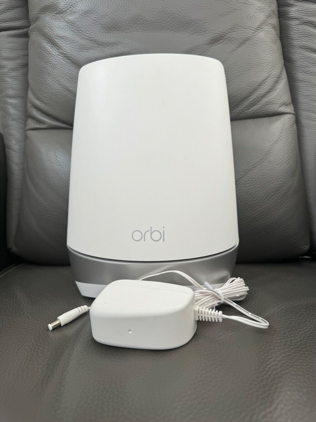 NETGEAR Orbi Whole Home Tri-band Mesh Add-on Satellite (RBS750) with wall mount
