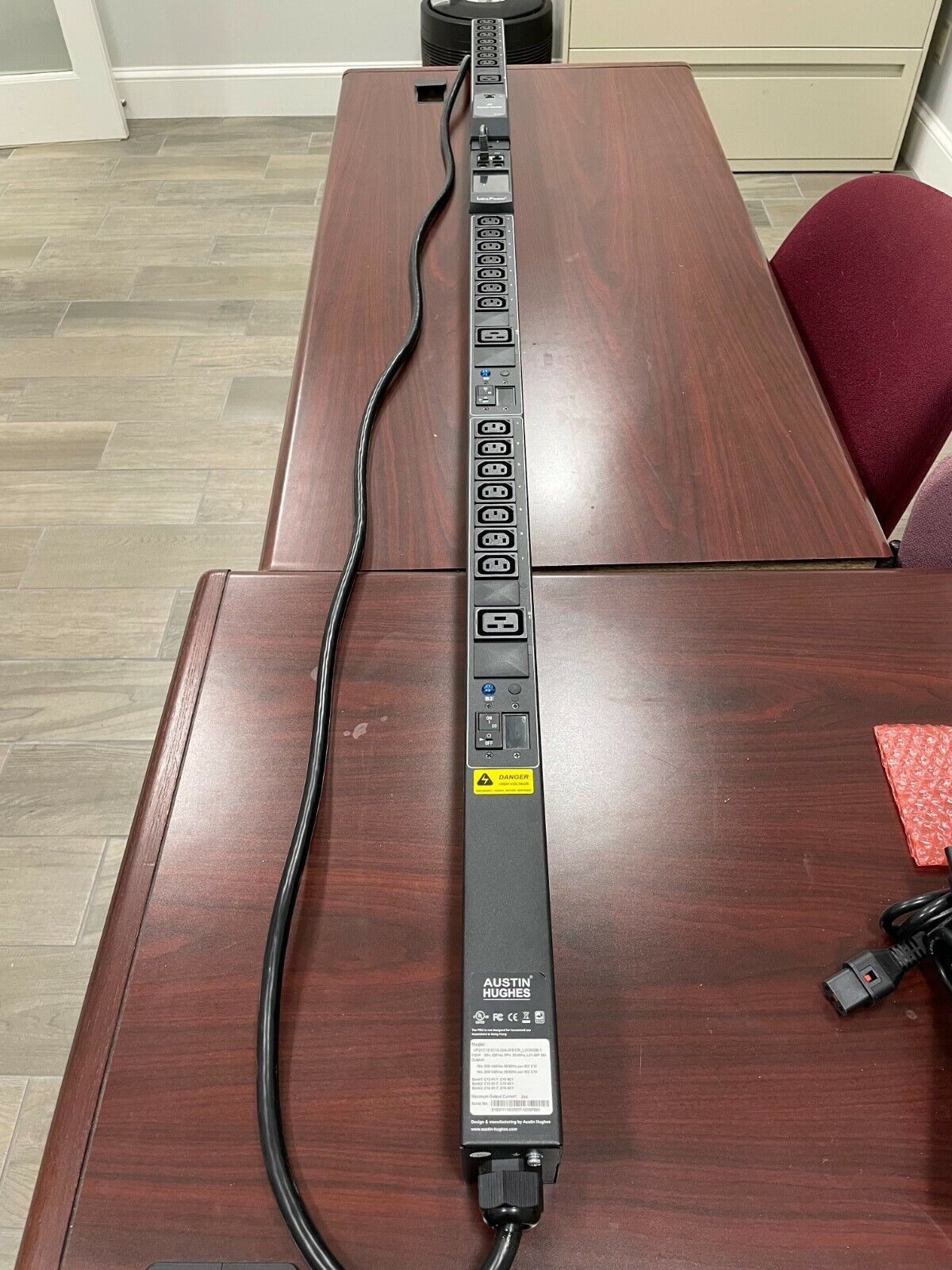 Infrapower 3-Phase 208V, 20a Switched  PDU