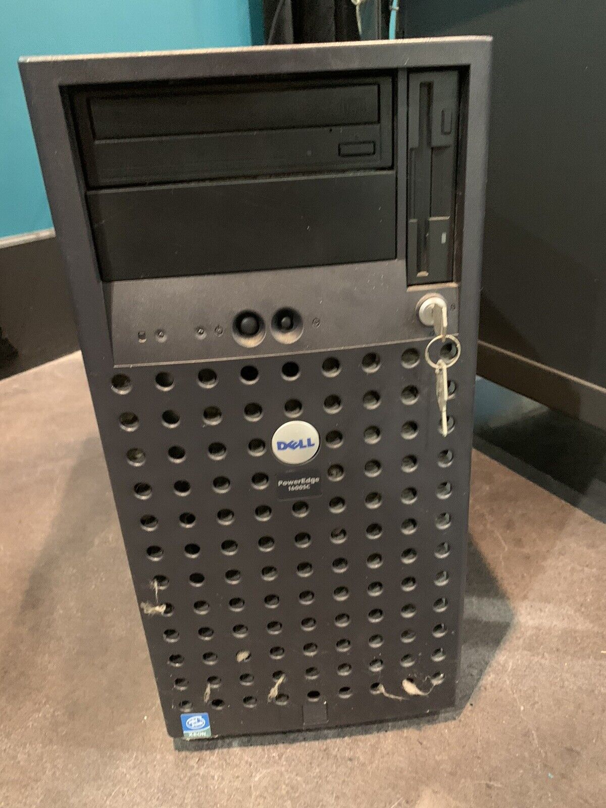 DELL POWEREDGE 1600SC SERVER. POWERS ON, NOT FULLY TESTED, (but likely works)