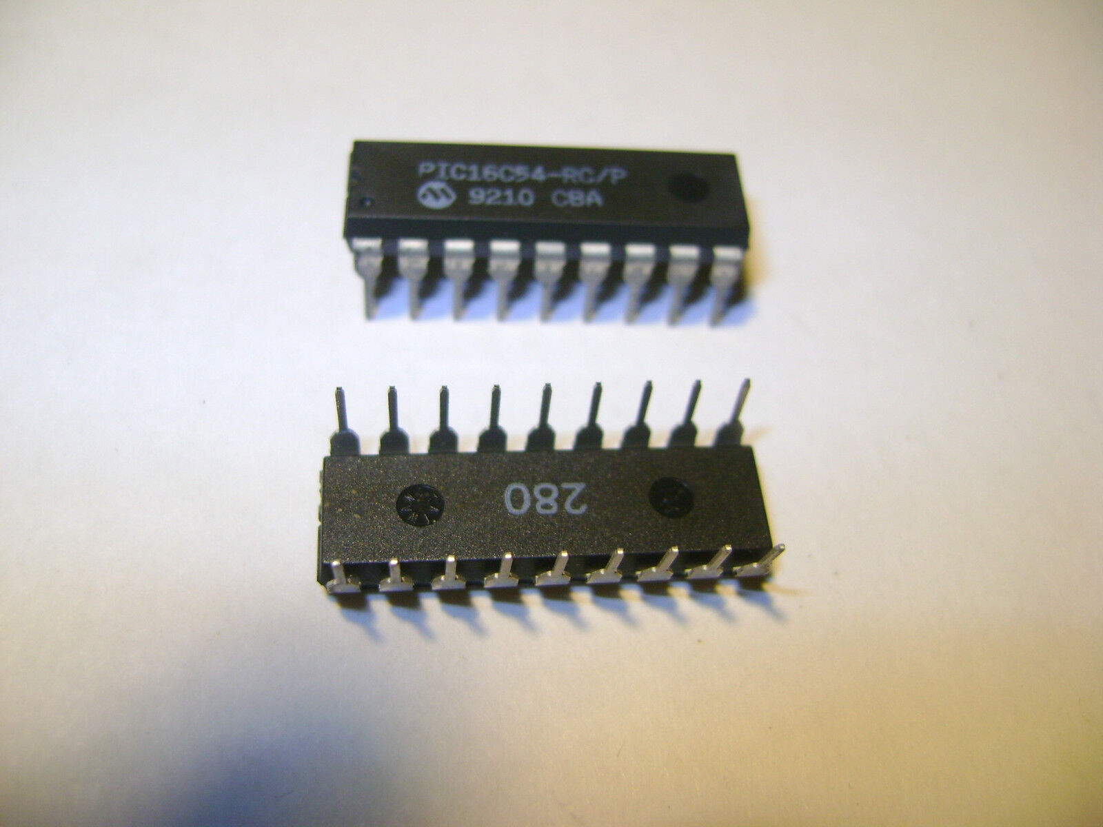 NEW PIC16C54-RC/P INTEGRATED CIRCUIT IC CHIP SHIPS FROM USA DR2