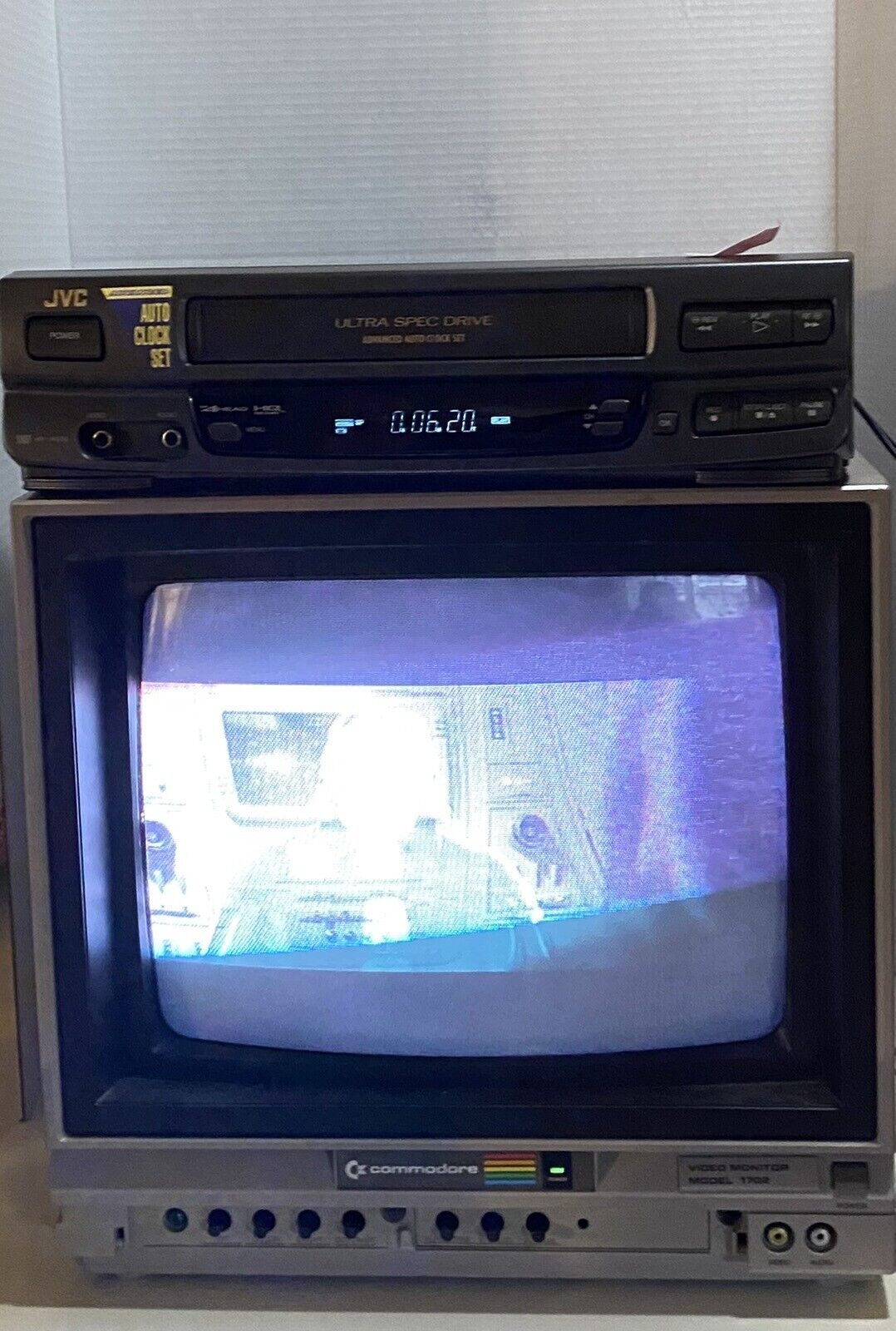 1984 Commodore 1702 Video Display CRT Monitor- Tested & WORKS