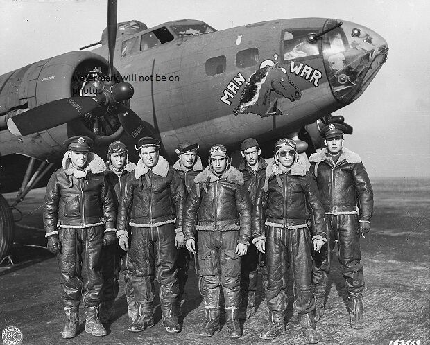 Crew of the Boeing B-17 Fortress Man-O-War 8\