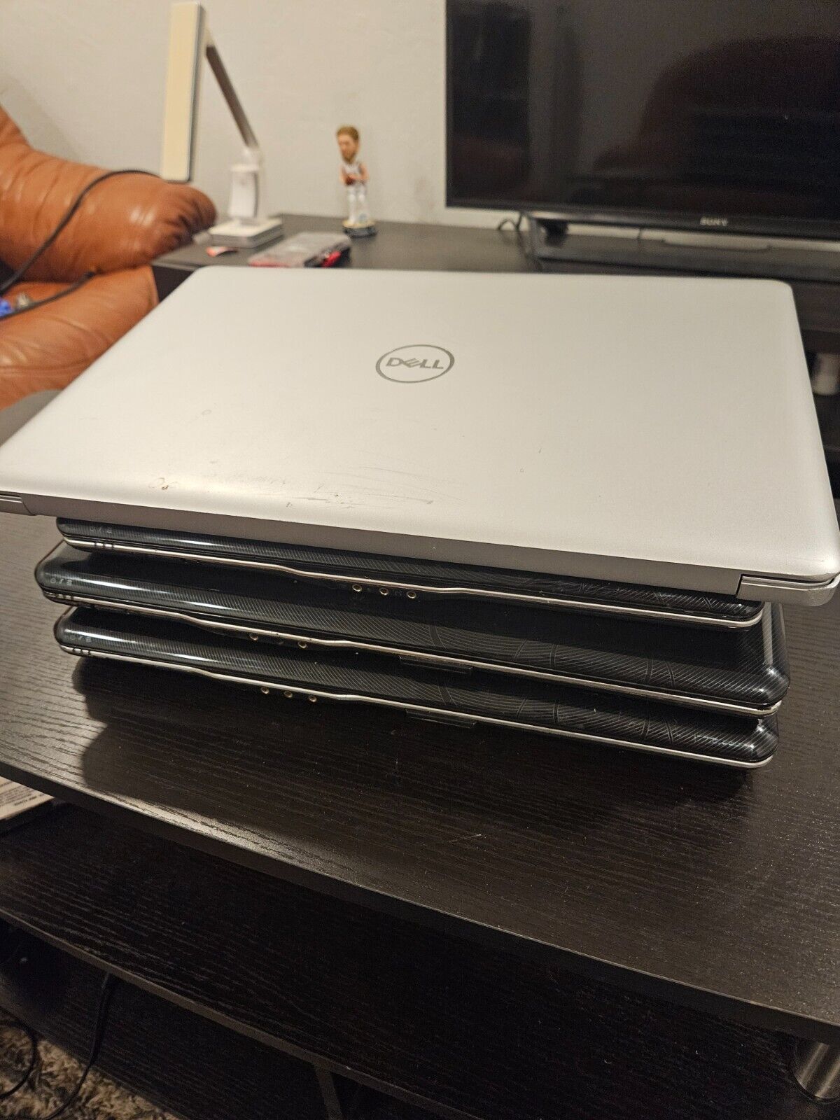 4 notebooks. HP working state, DELL unknown without hard drives and RAM one lot