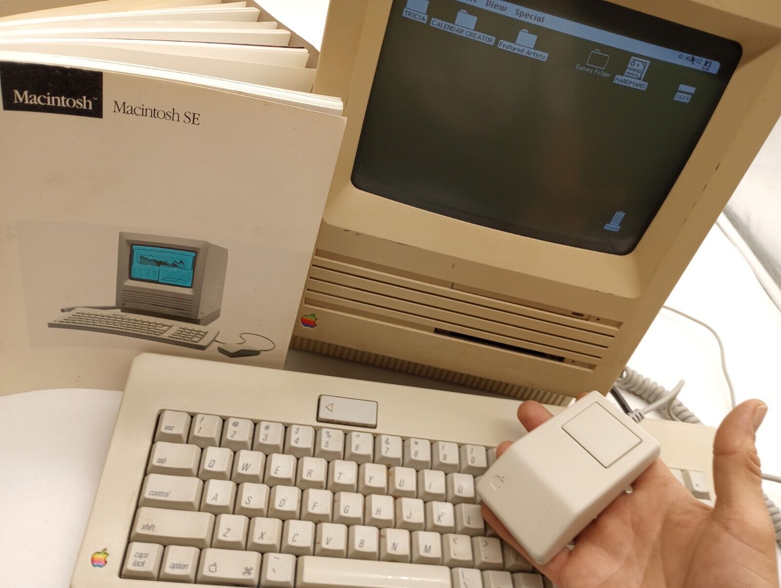 Vintage Macintosh SE 1988 Working OEM keyboard Mouse and 1987 Manual Mod M5011 