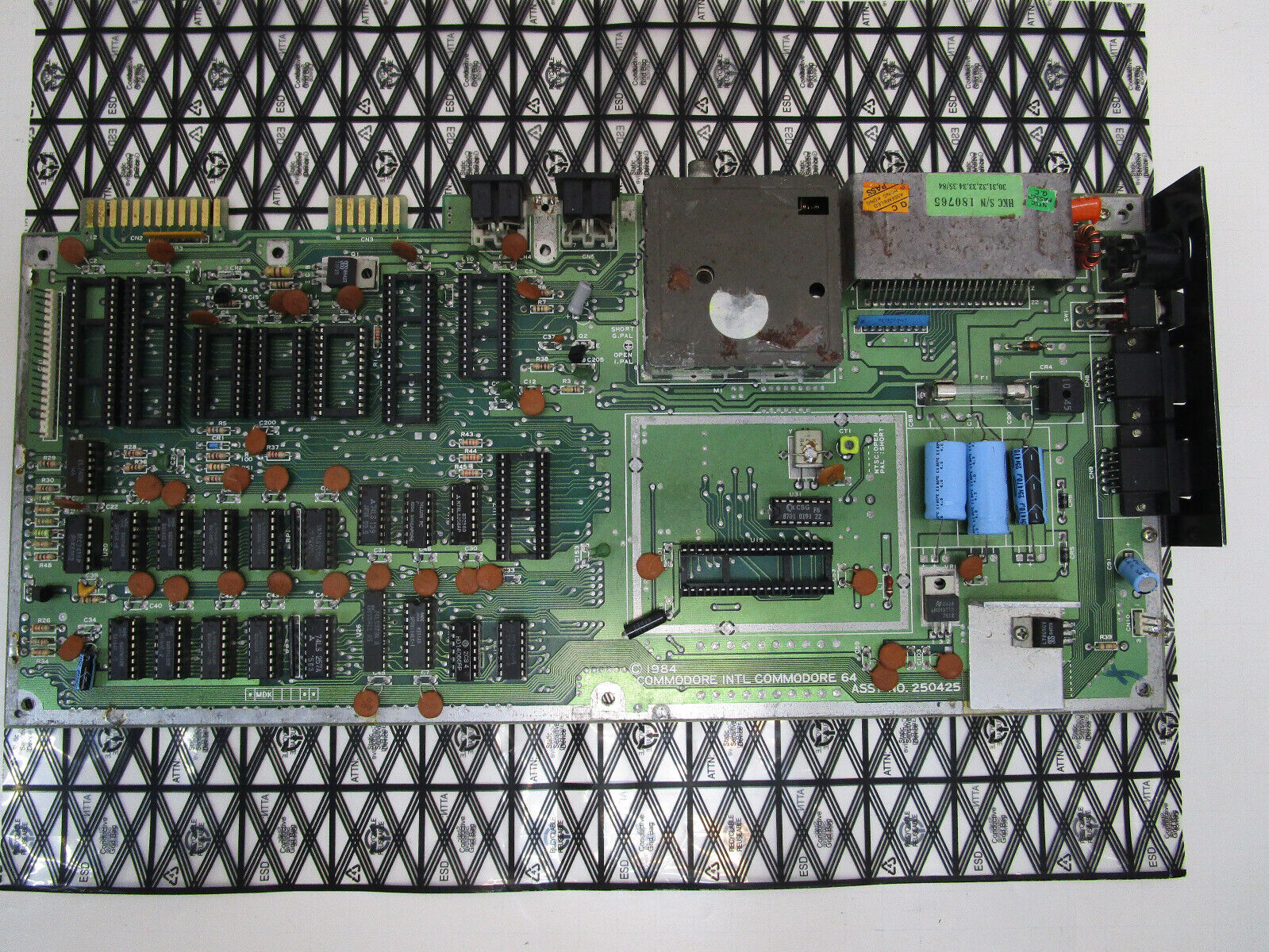 COMMODORE 64 BOARD 250425 MISSING ALL BIG ICS TESTED AND WORKING LOT #36