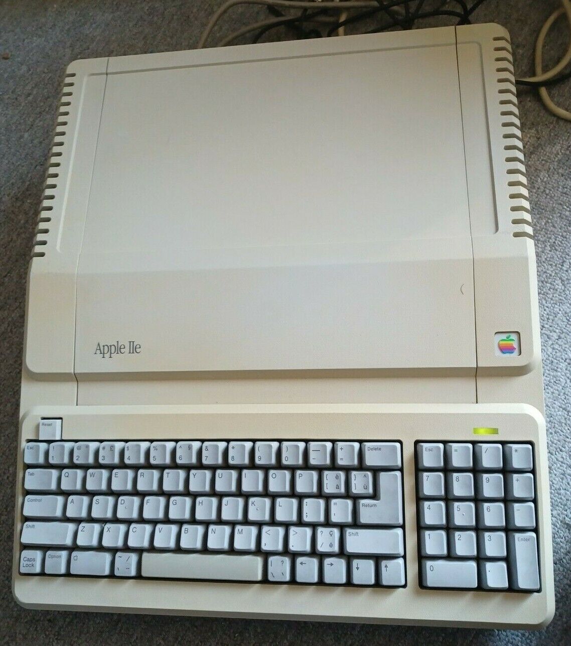 Rare Vintage CANADIAN French/English Apple IIE Platinum - Tested and Working