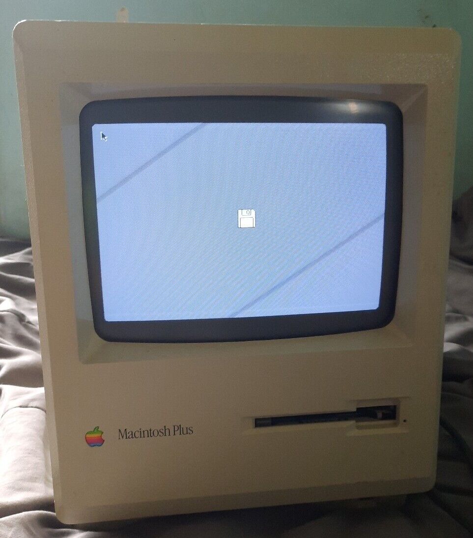 1986 Apple Macintosh Plus(FLOPPY DRIVE DOESNT WORK)