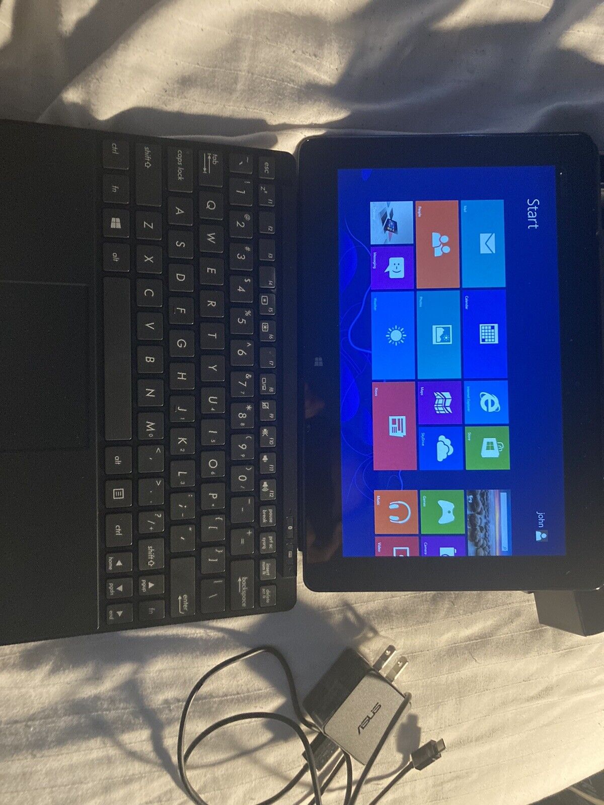 ASUS VivoTab Smart Tablet Computer Windows 8 With Keyboard And Charger And Case