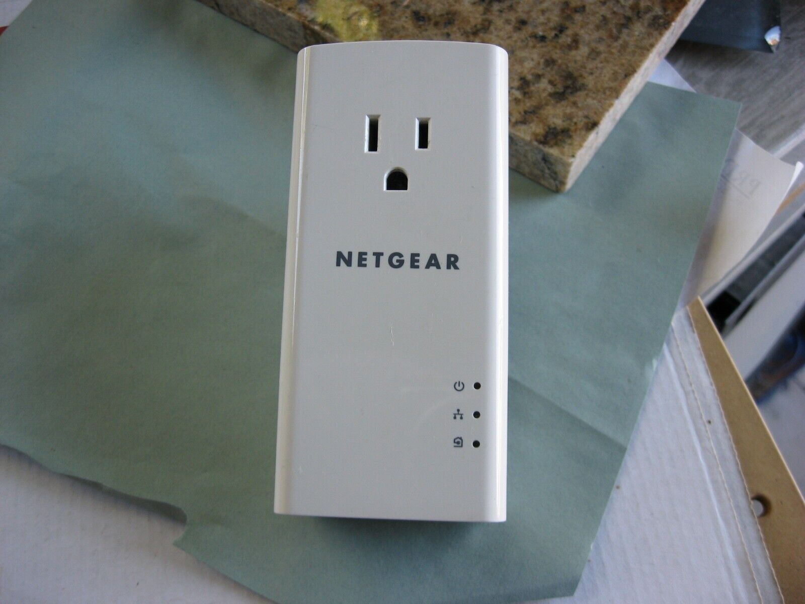 NETGEAR Powerline with Extra Outlet PLP1200S Single Unit - 