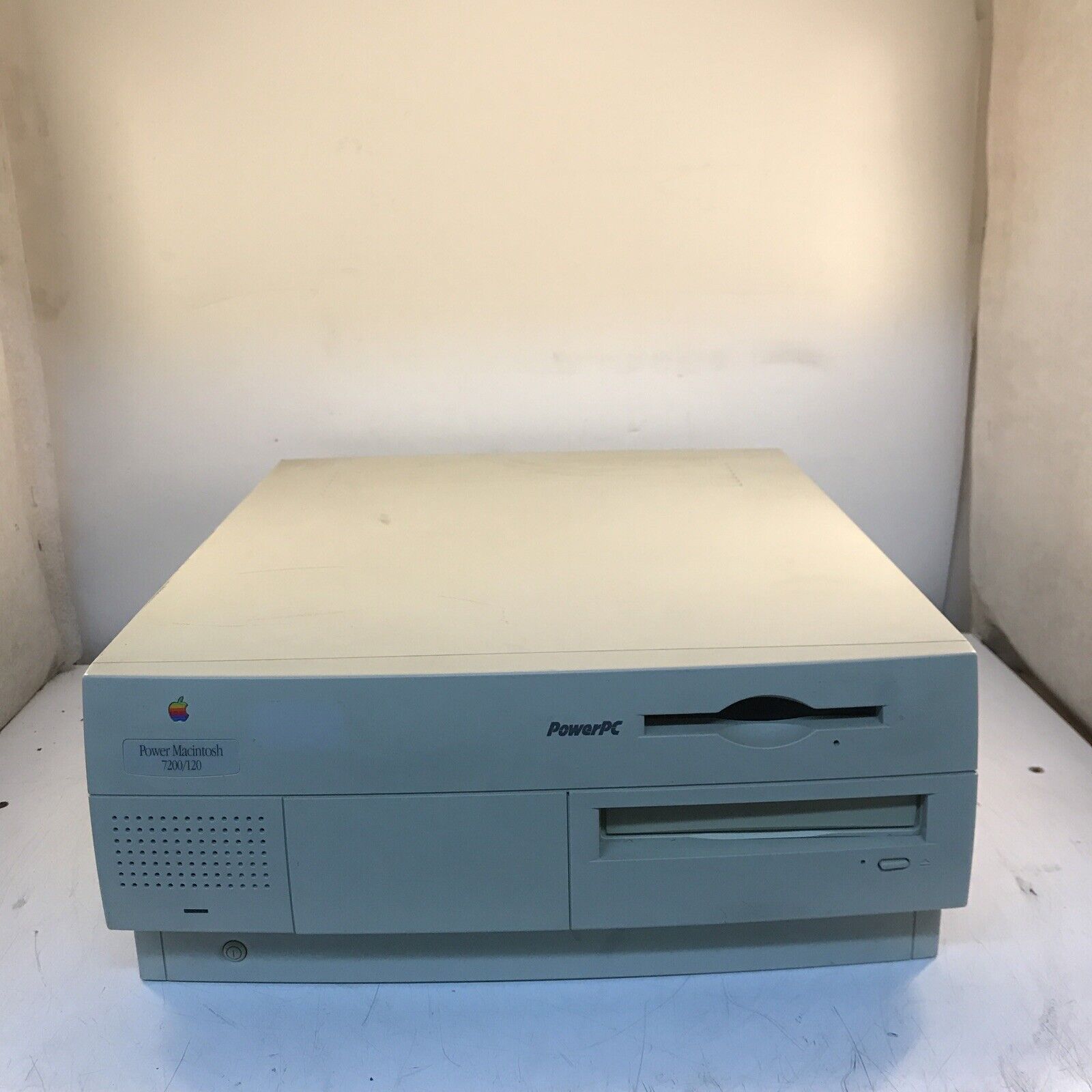Vintage Apple Power Macintosh 7200/120 M3979, Powers On no HDD