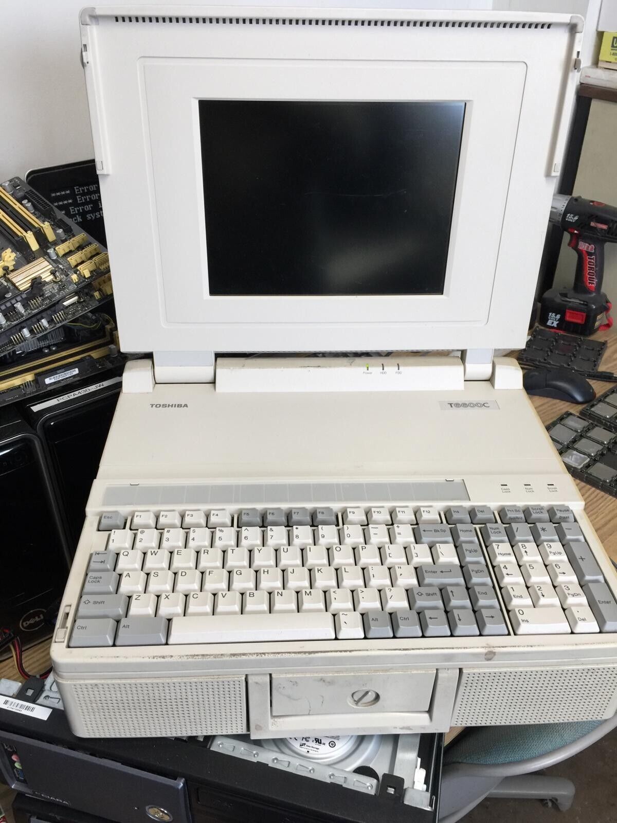 Vintage Toshiba T6600C Laptop powers on