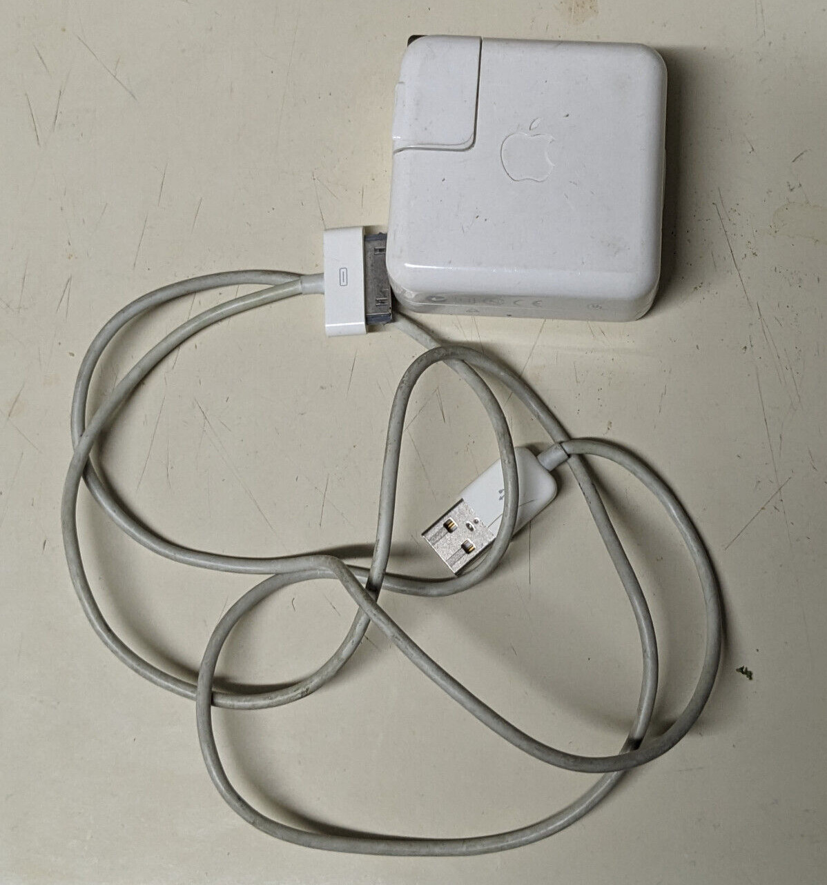 Genuine Apple A1102 IPod USB Power Adapter w/ 30-Pin USB cable 5V 1A old iphone