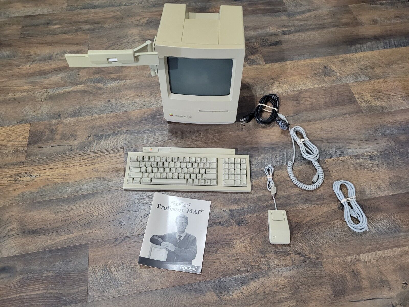 Macintosh Classic Vintage Computer FOR PARTS REPAIR AS IS keyboard mouse manual