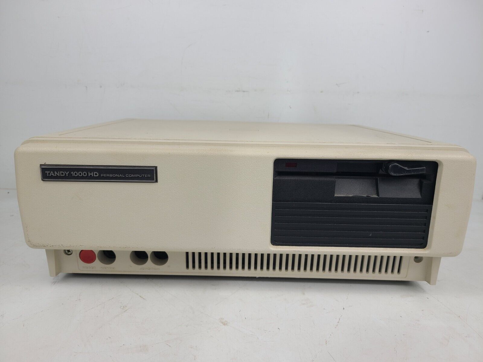 Vintage Radio Shack Tandy 1000 HD Personal Computer 25-1001A (POWERS ON)