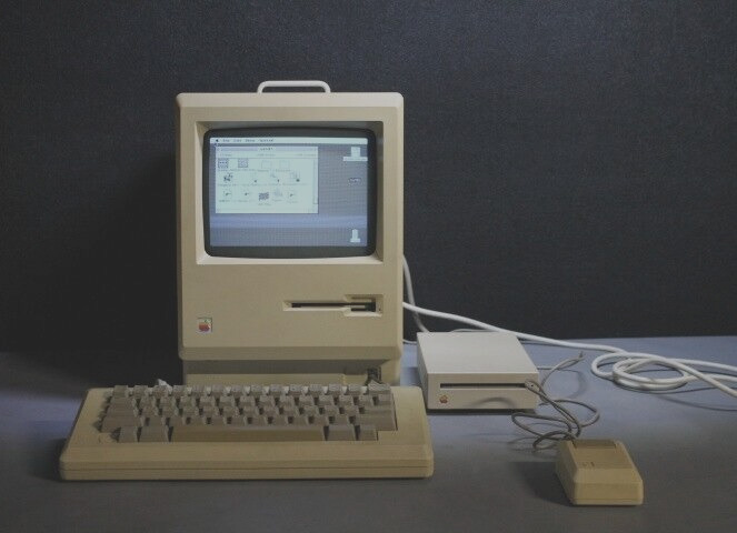 Apple Macintosh Plus 1Mb Computer M0001A w/800k Disk Drive,Keyboard, Mouse & Bag
