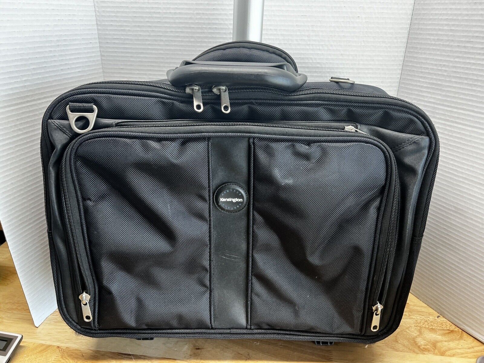 Kensington Contour Laptop Roller Bag good condition takes 17 inch laptop[B]