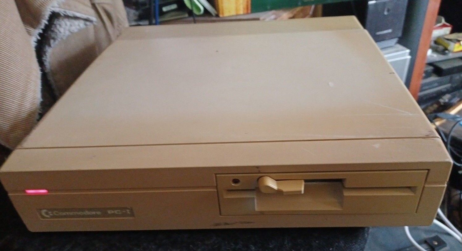 RARE Commodore PC-1  Computer =powers on but unable to test