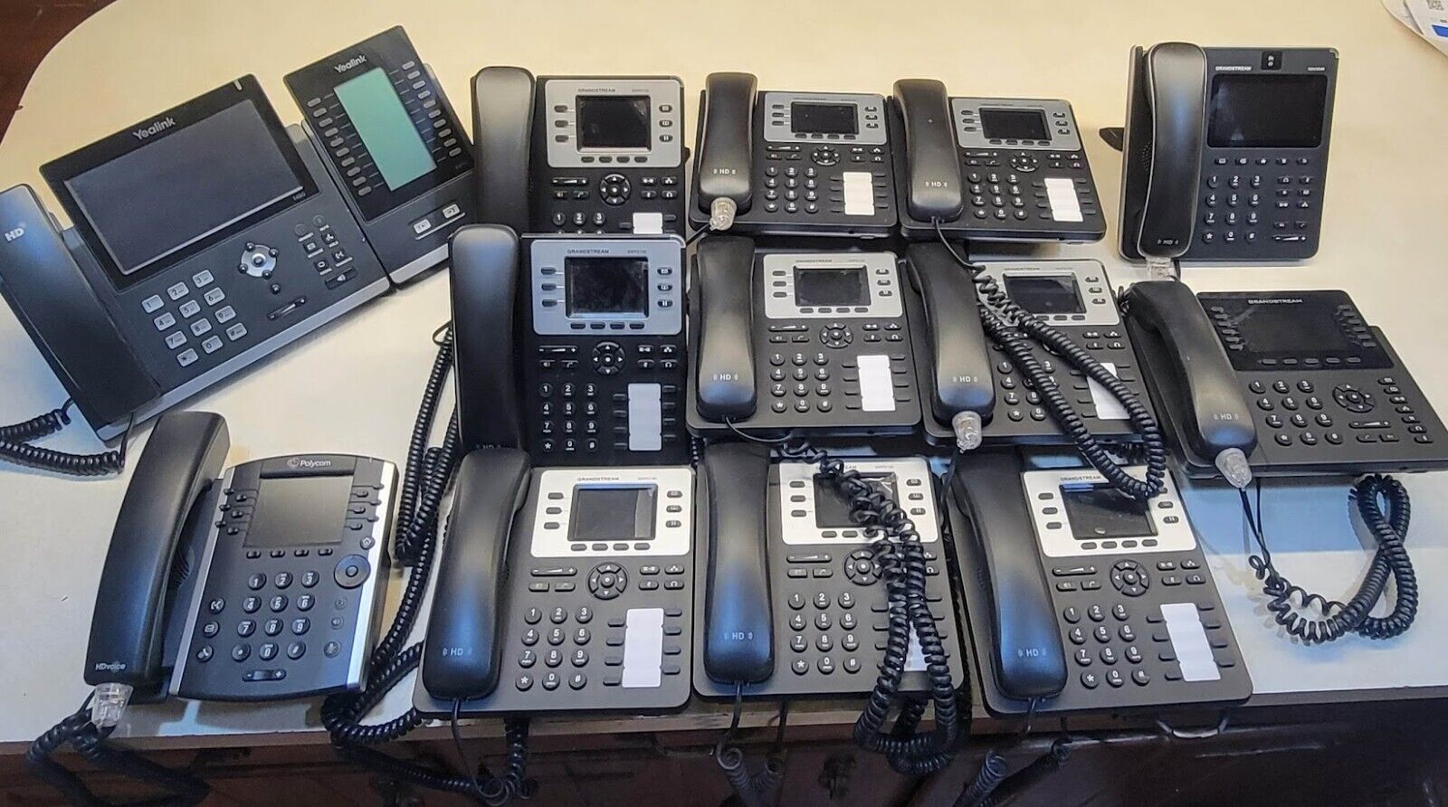 Lot of 13 SIP Phones Yealink, Polycom Grandstream
