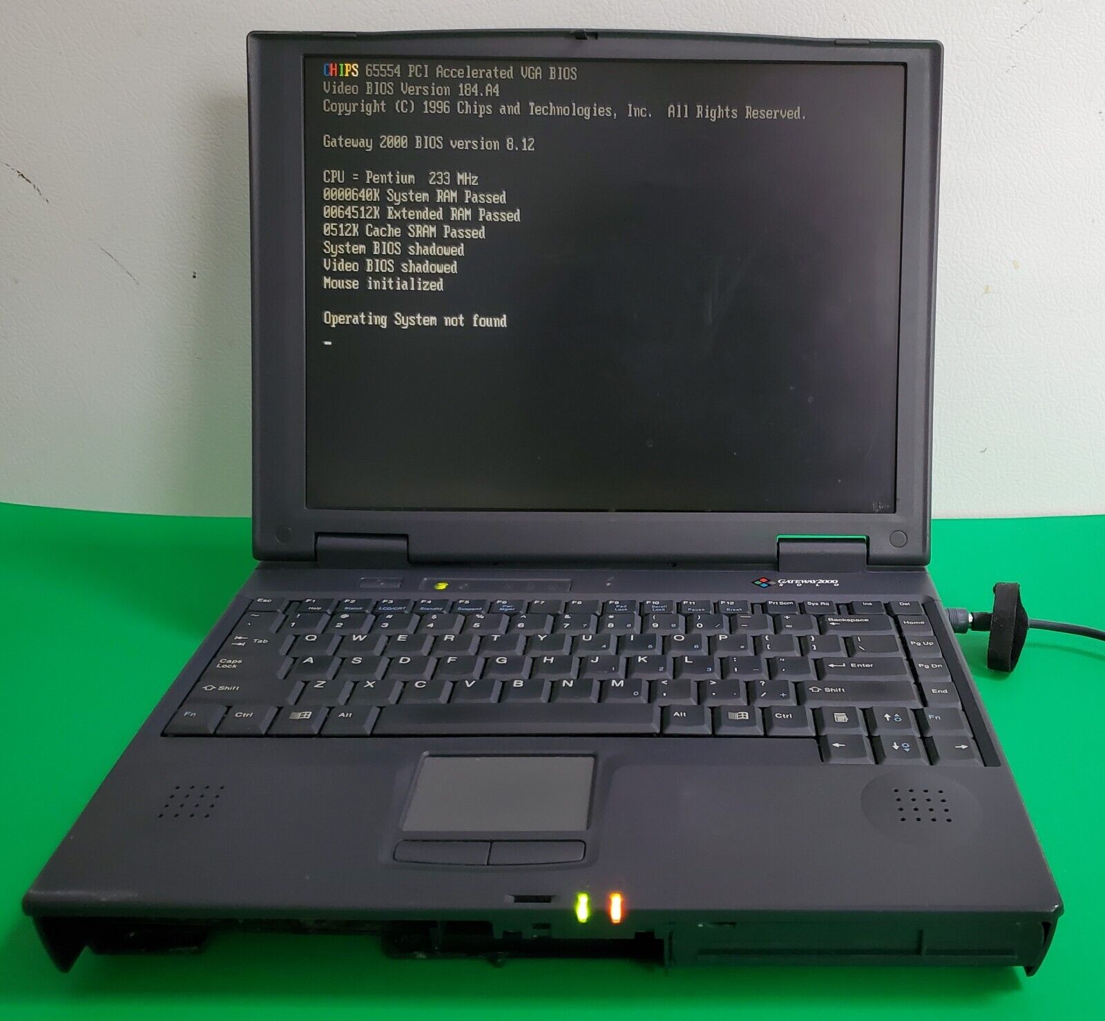 Vintage Gateway 2000 Solo Model 9100 Pentium 233MHZ Laptop Computer Powers On