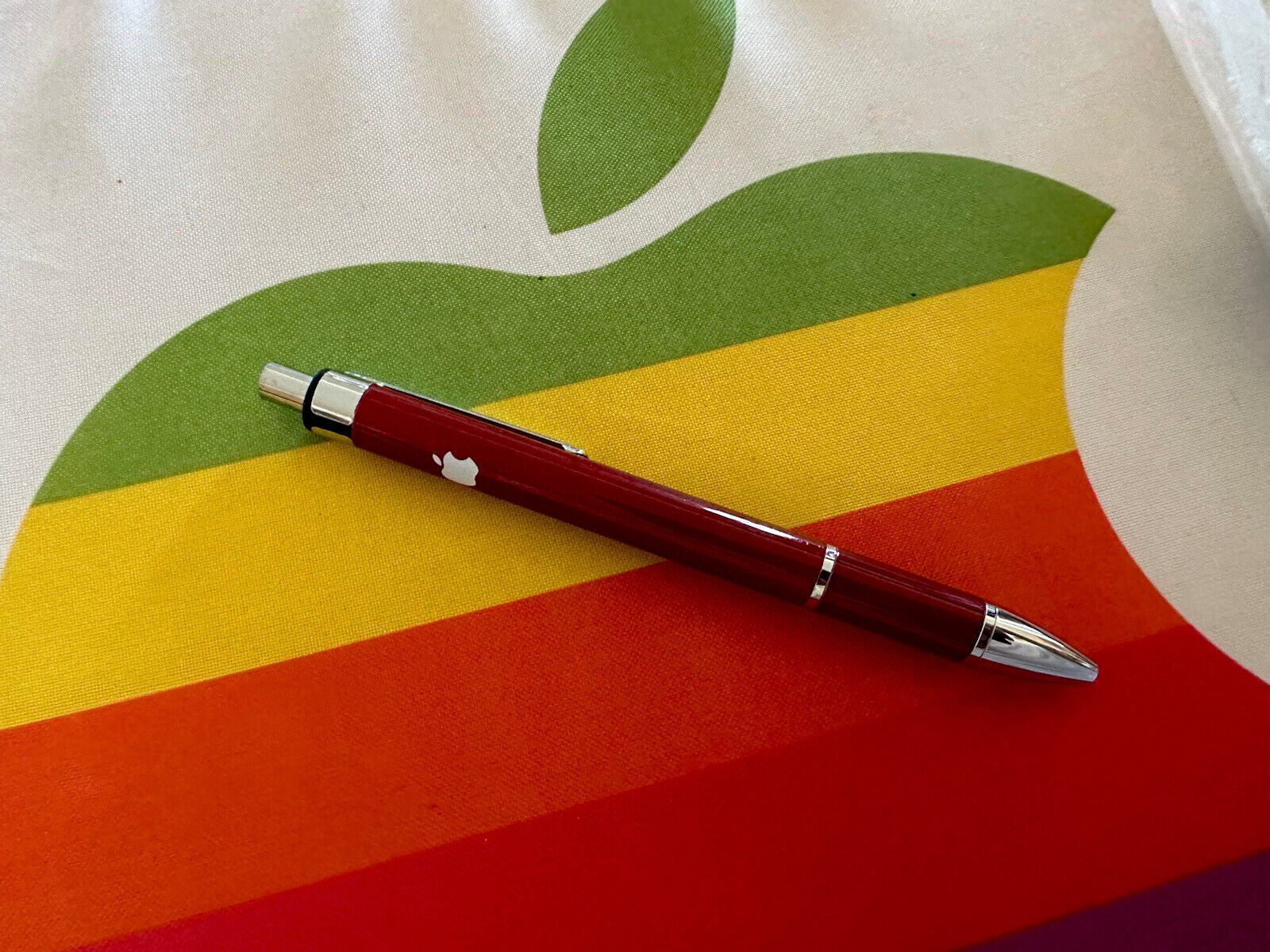 APPLE COMPANY EMPLOYEE STORE HQ WHITE LOGO APPLE SUPREME RED BALL POINT PEN