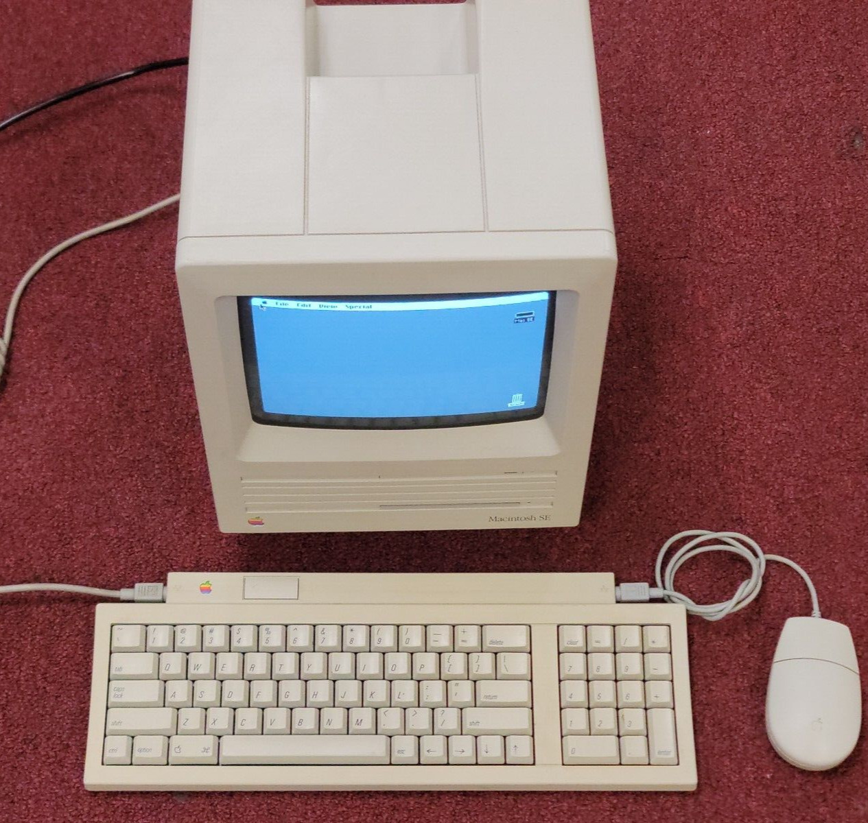 Macintosh SE Apple Home computer ,OS 6 , 4MB RAM, HD,  Mouse and Keyboard