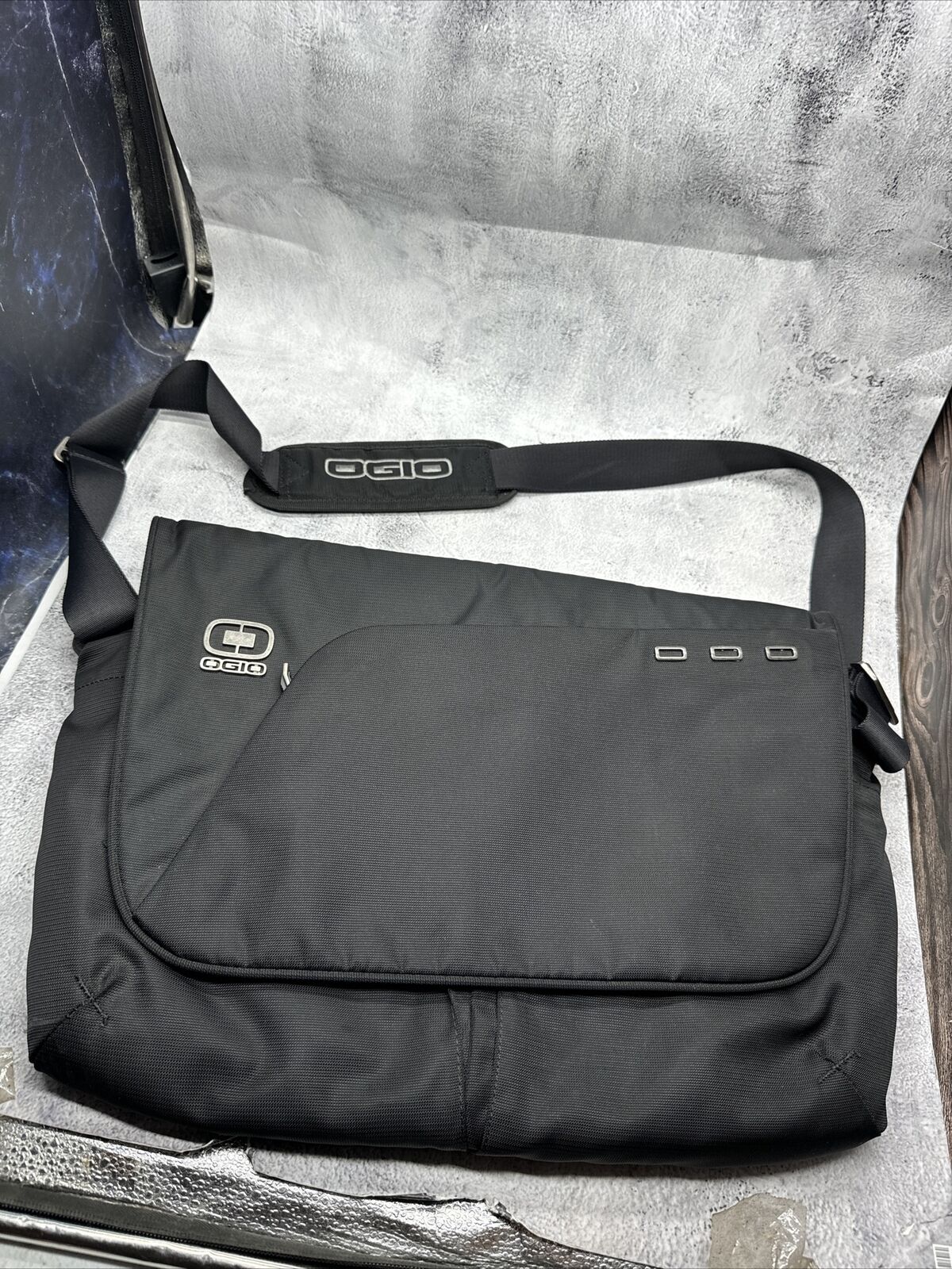 OGIO Messenger Laptop Shoulder Travel Bag Black Nylon Zippered