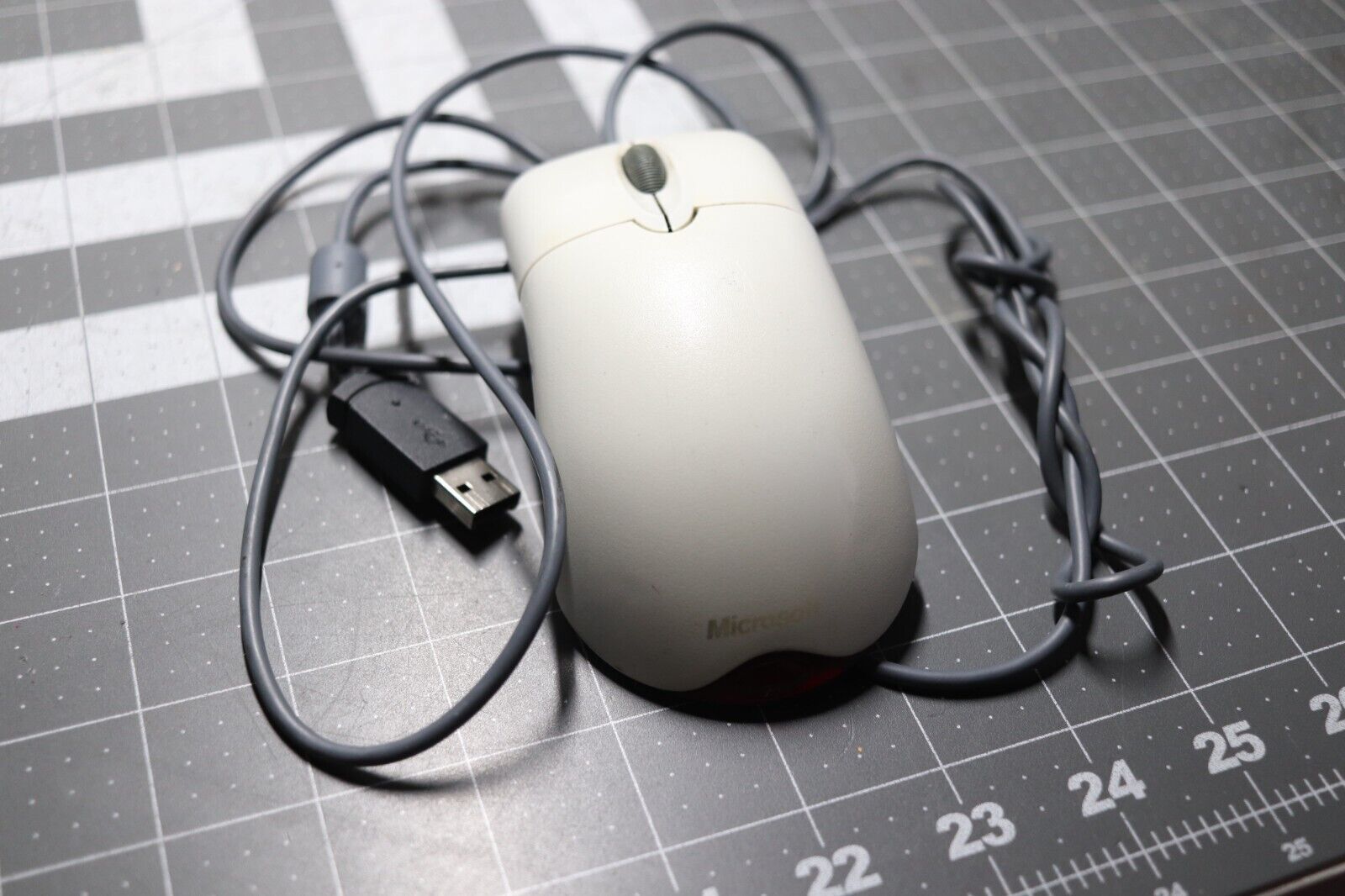 Vintage White Microsoft Wheel Mouse Optical USB Mouse 1.1A X802382
