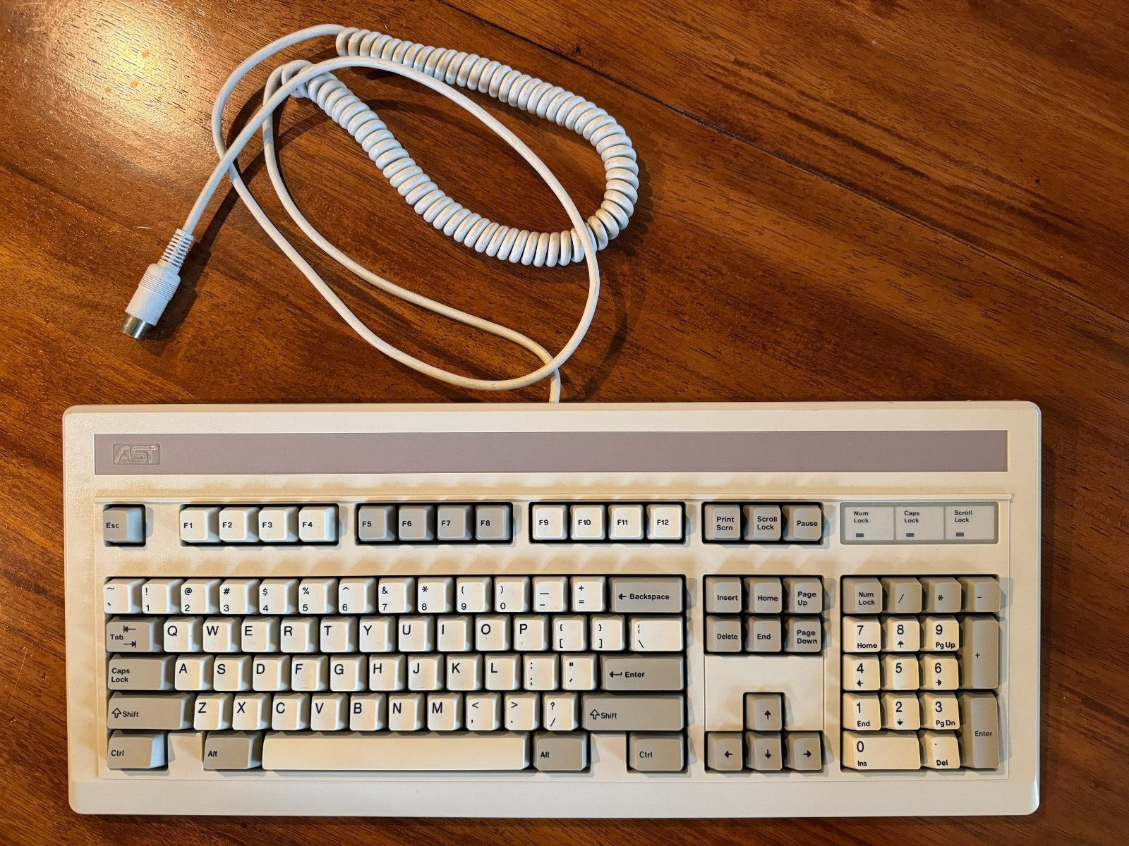 AST Research Inc. KB-101 Wired 5 Pin DIN AT White Vintage Keyboard