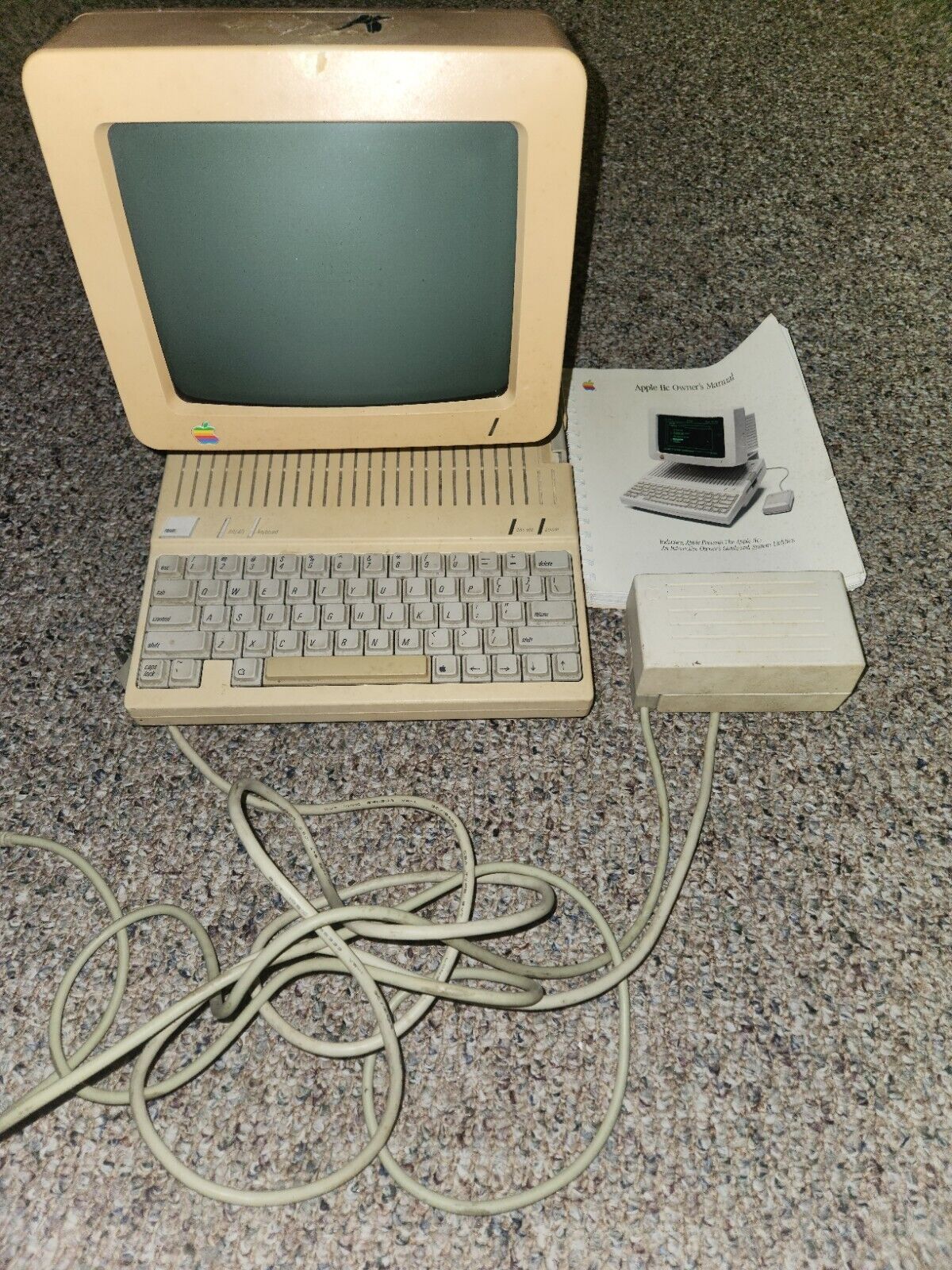 Apple IIC A2S4000 Computer With Owners Manual And Power Supply