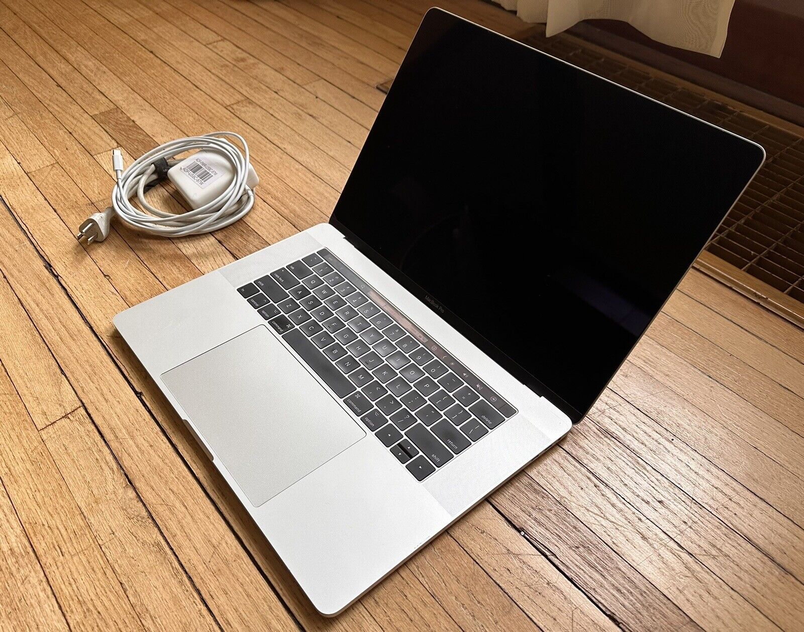 Apple MacBook Pro 2017 15 Inch 3.1 GHz  i7 512GB SSD 16GB RAM- Mint-New battery