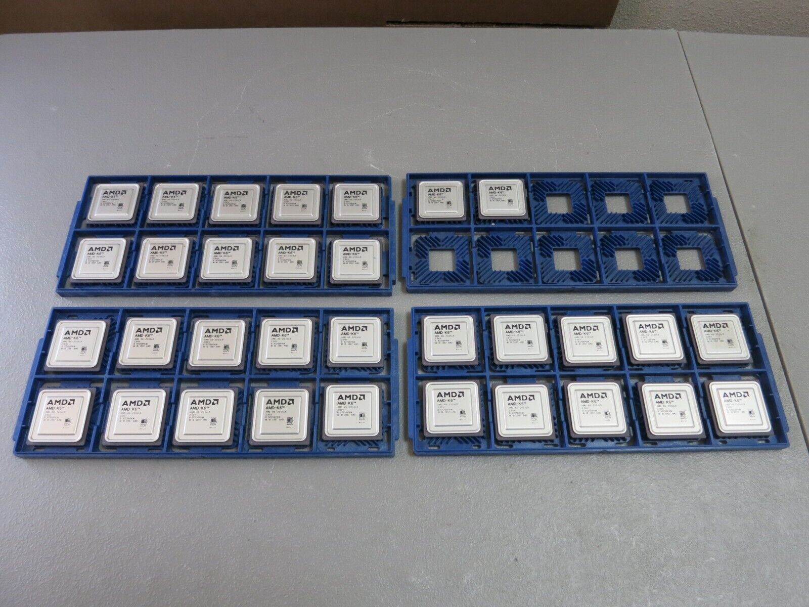 Lot of 32 Vintage AMD K6 AMD-K6-200ALR Gold Pin CPU Processor Lot READ LISTING